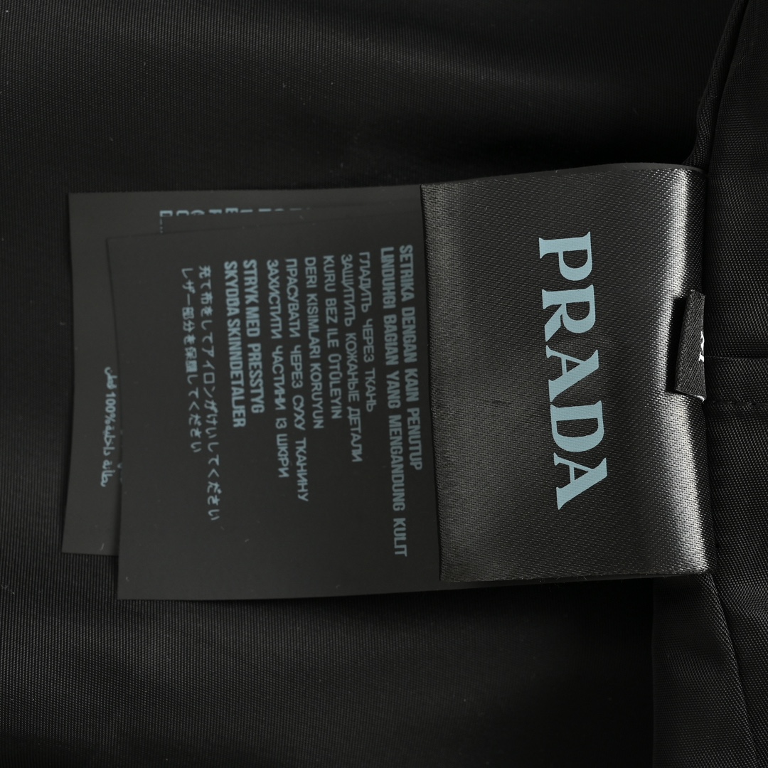 Prada/普拉达 24ss 三角标机能工装多口袋马甲短袖