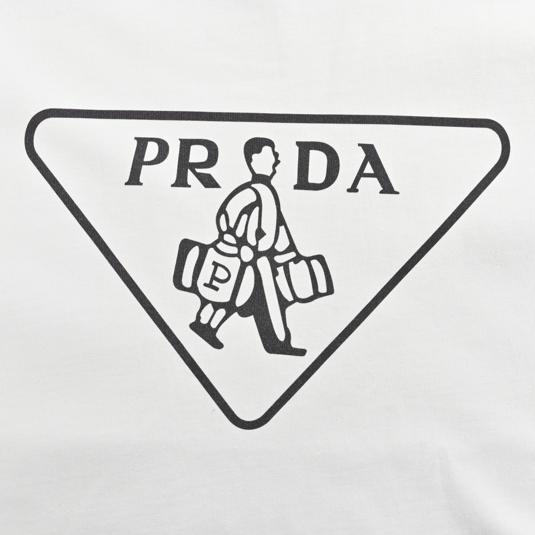 140 Prada/普拉达 24ss 三角标小人印花短袖 专柜在售短袖T恤