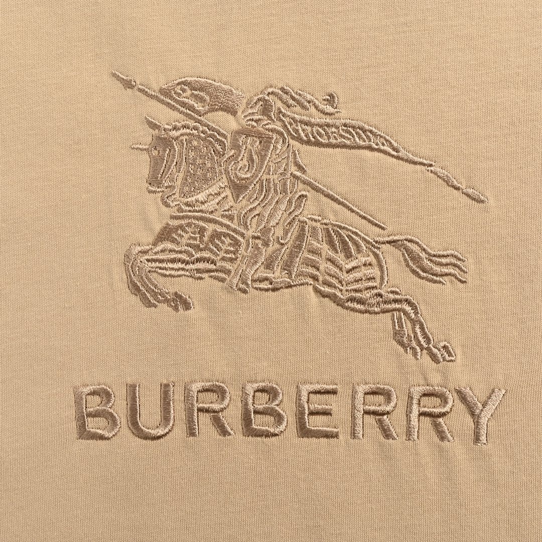 150 Burberry/巴宝莉 24ss 胸前骑士战马刺绣短袖