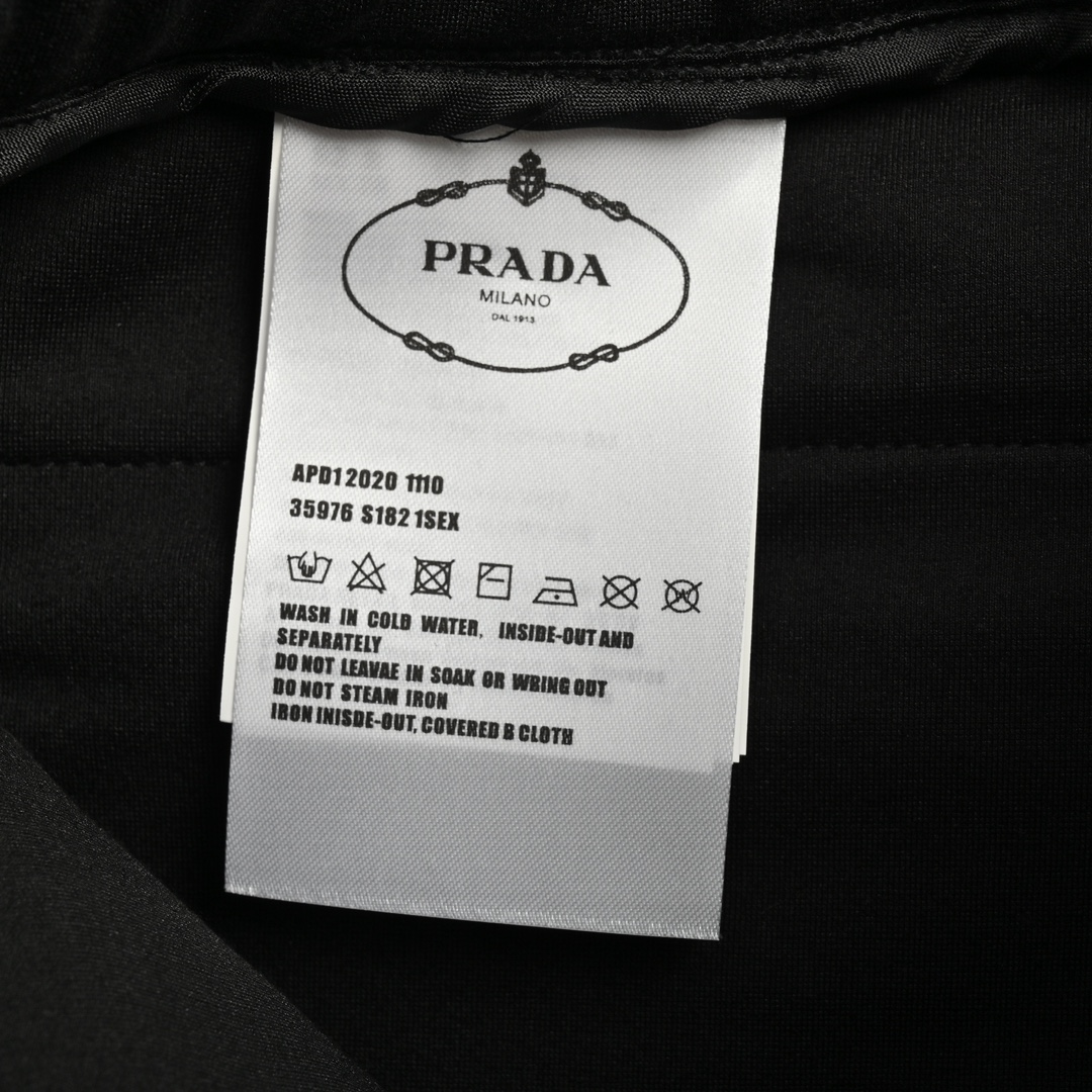 Prada/普拉达 侧口袋锁扣工装短裤