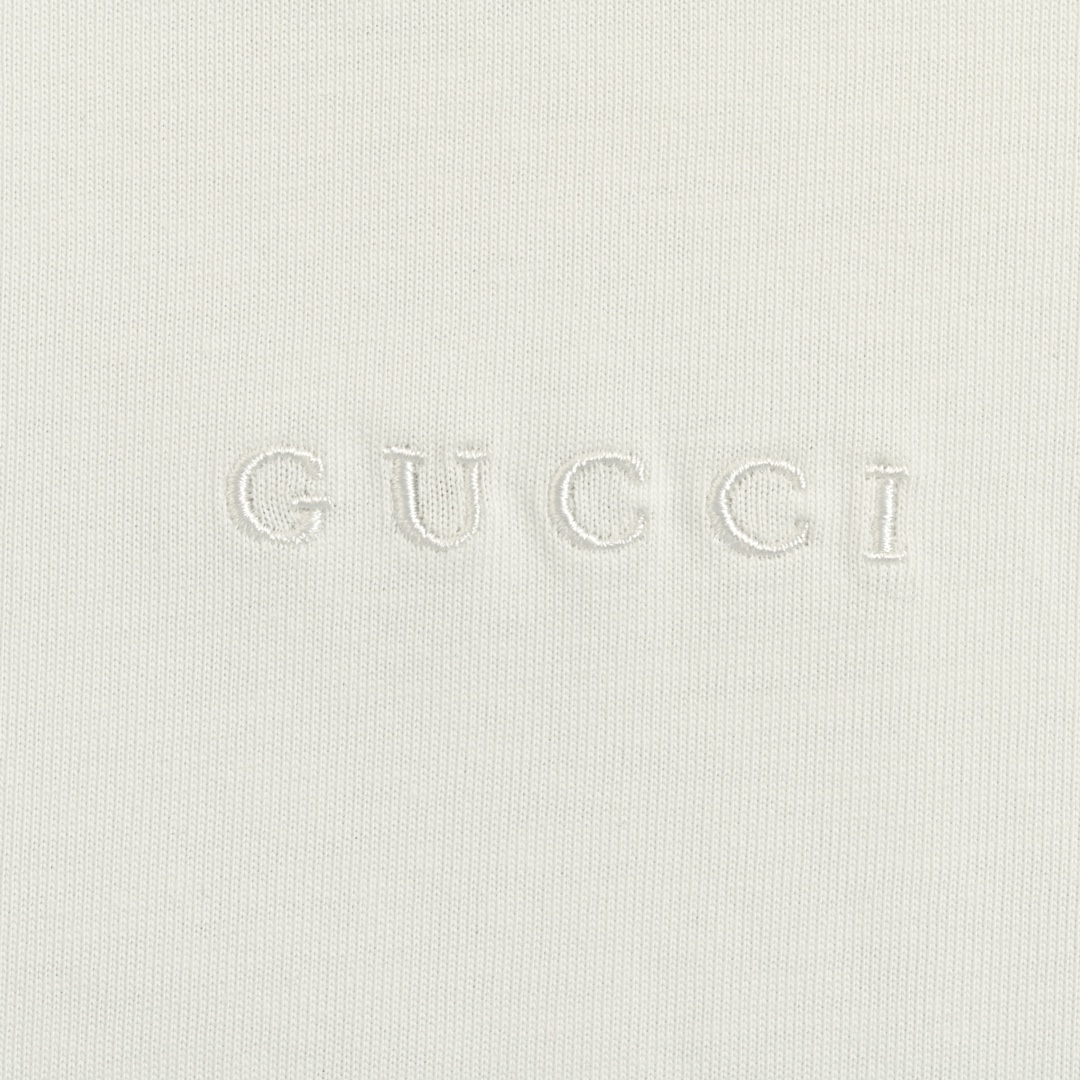 Gucci /古驰 24ss 胸前刺绣字母短袖 采用胸前绣花工艺 经典绣花字母图案