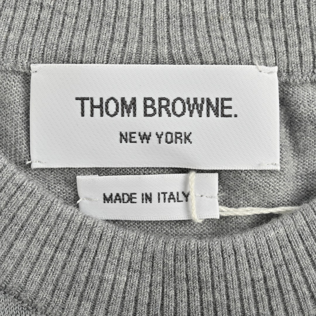 Thom Browne/汤姆布朗 23Fw 细羊毛圆领毛衣 （浅灰）