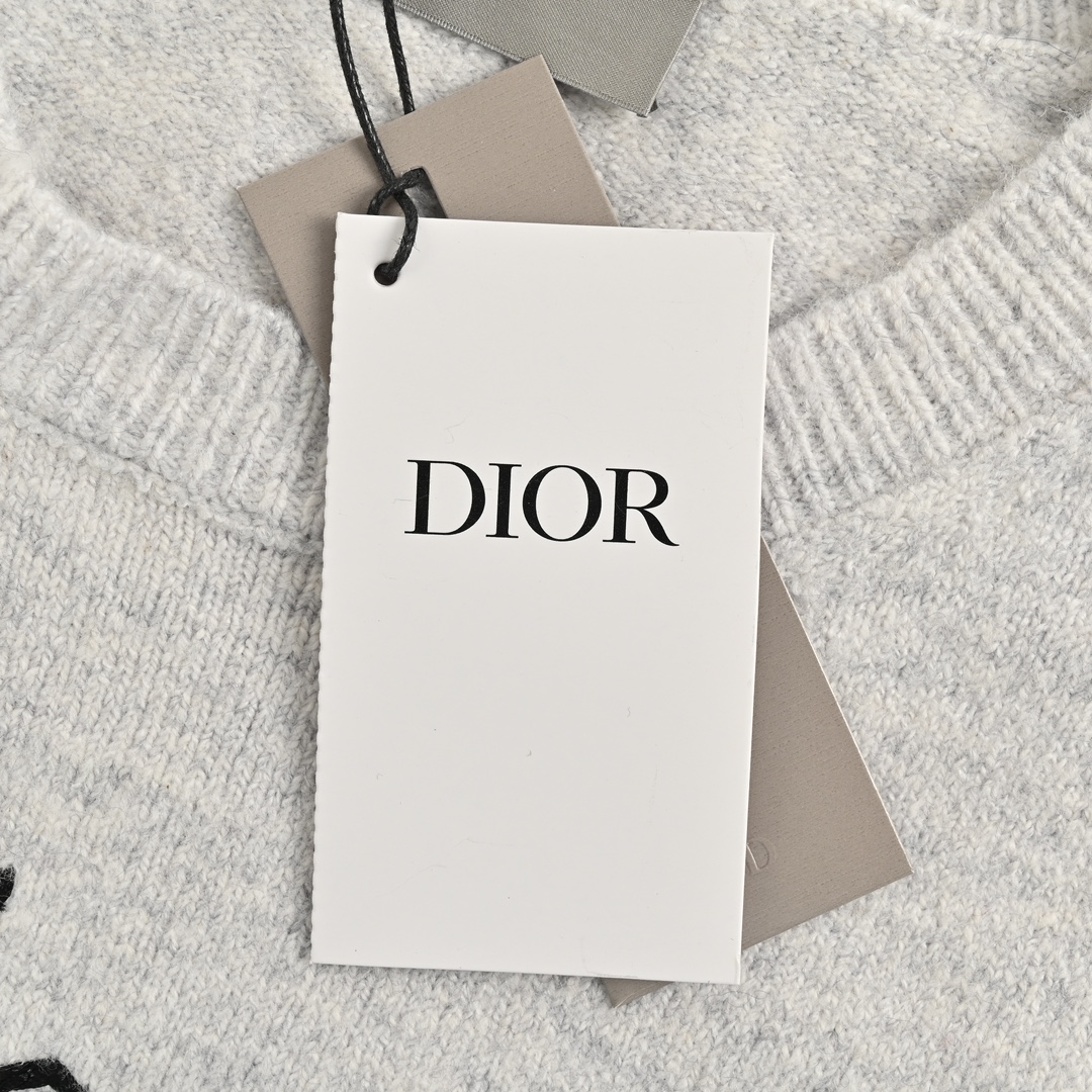 Dior/迪奥 24Fw 铃兰花草写字母圆领毛衣 这款针织衫饰以精美铃兰花朵刺绣