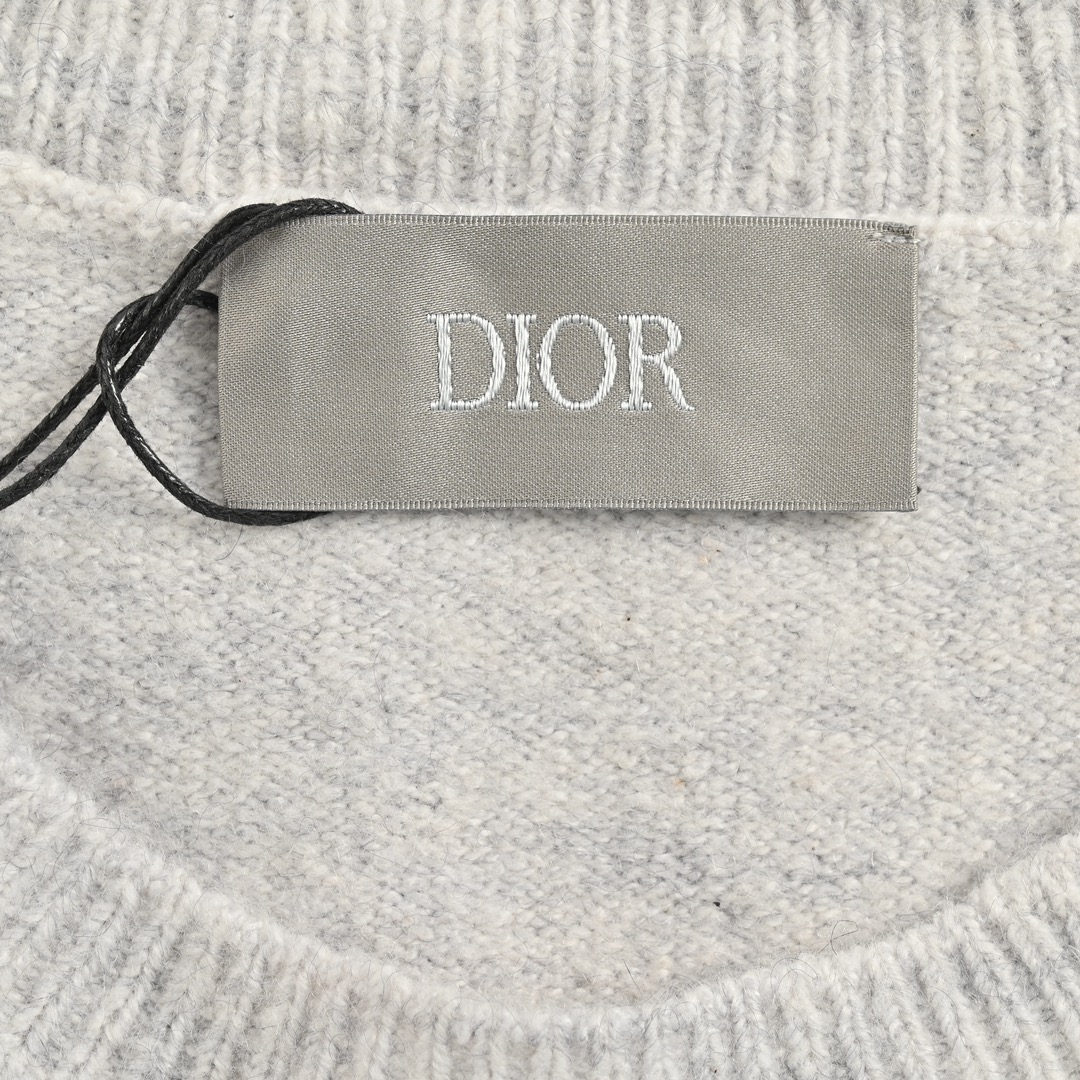 Dior/迪奥 24Fw 铃兰花草写字母圆领毛衣 这款针织衫饰以精美铃兰花朵刺绣