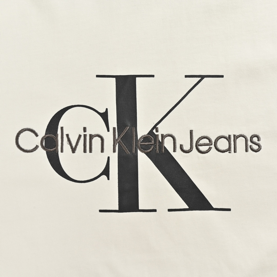 Calvin Klein CK刺绣印花长袖T恤 采用百分百精梳棉面料制成