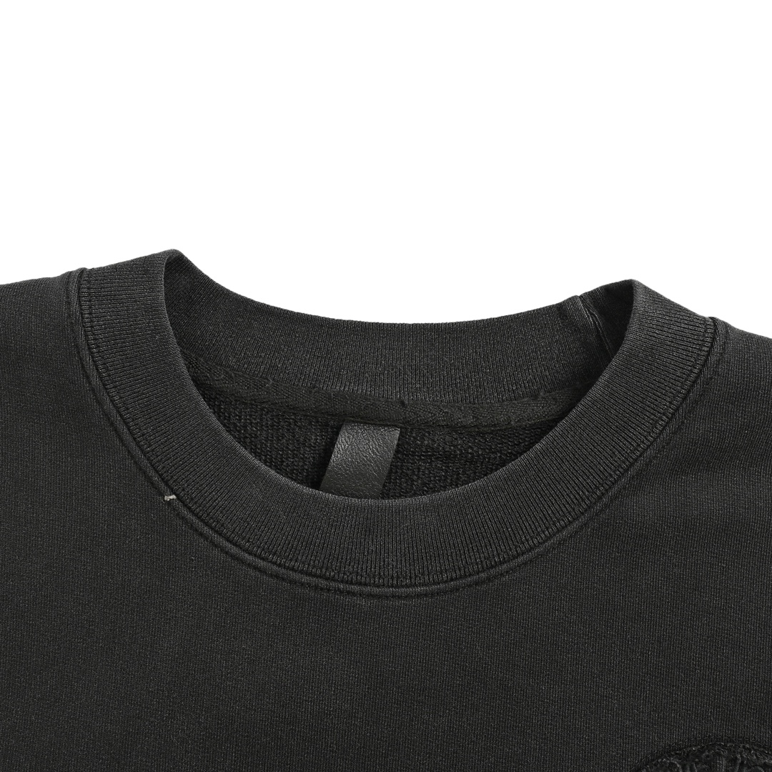 Chrome Heart/克罗心 做旧烧花贴布圆领卫衣 克罗_ch 2024秋冬款美式酸洗做旧激光烧花贴布绣圆领卫衣质感纹路潮牌十足原身布激光烧花十贴布绣字母刺绣金属十字架点缀下摆 宽松收口 双层面料 收口效果好 精致锁边 颜色:水洗黑 杏色 现货秒发