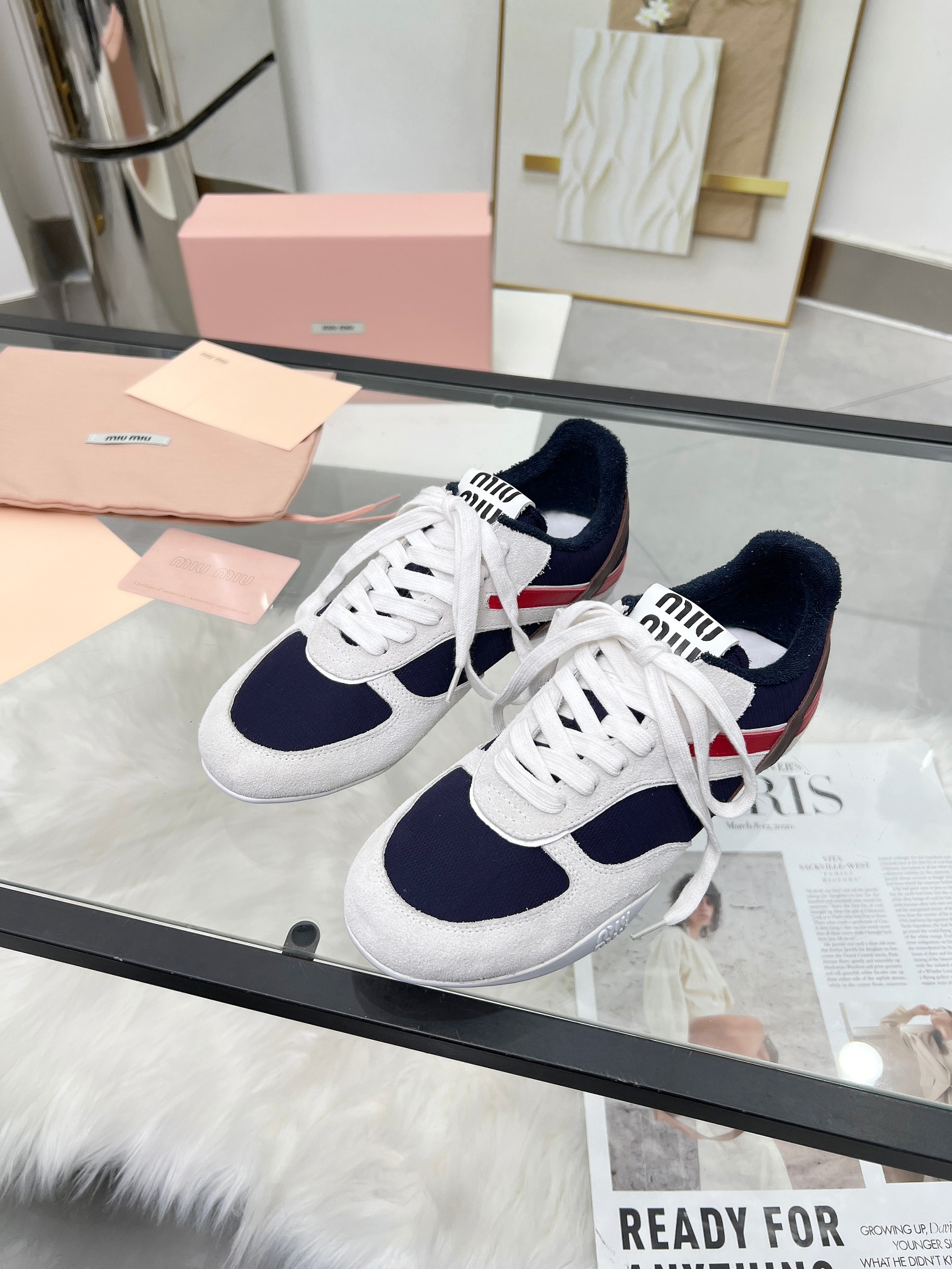 NO:257927,MiuMiu Casual white shoes are so beautiful!  Soft leather material, delicate touch, skin-friendly and comfortable. Unique design, fashionable and versatile, can be easily controlled whether it is matched with jeans or skirts. size women, 35-40. Men, 39-45, casual shoes/sports shoes, miumiu, sneakers, skirts, jeans19860909MiuMiu 缪缪 休闲小白鞋,美到心坎上啦！柔软的真皮材质,触感细腻,亲肤舒适. 独特的设计,时尚又百搭,无论是搭配牛仔裤还是裙子,都能轻松驾驭. size女,35-40. 男,39-45,休闲鞋/运动鞋,miumiu,sneakers,skirts,jeans,Women's Shoes