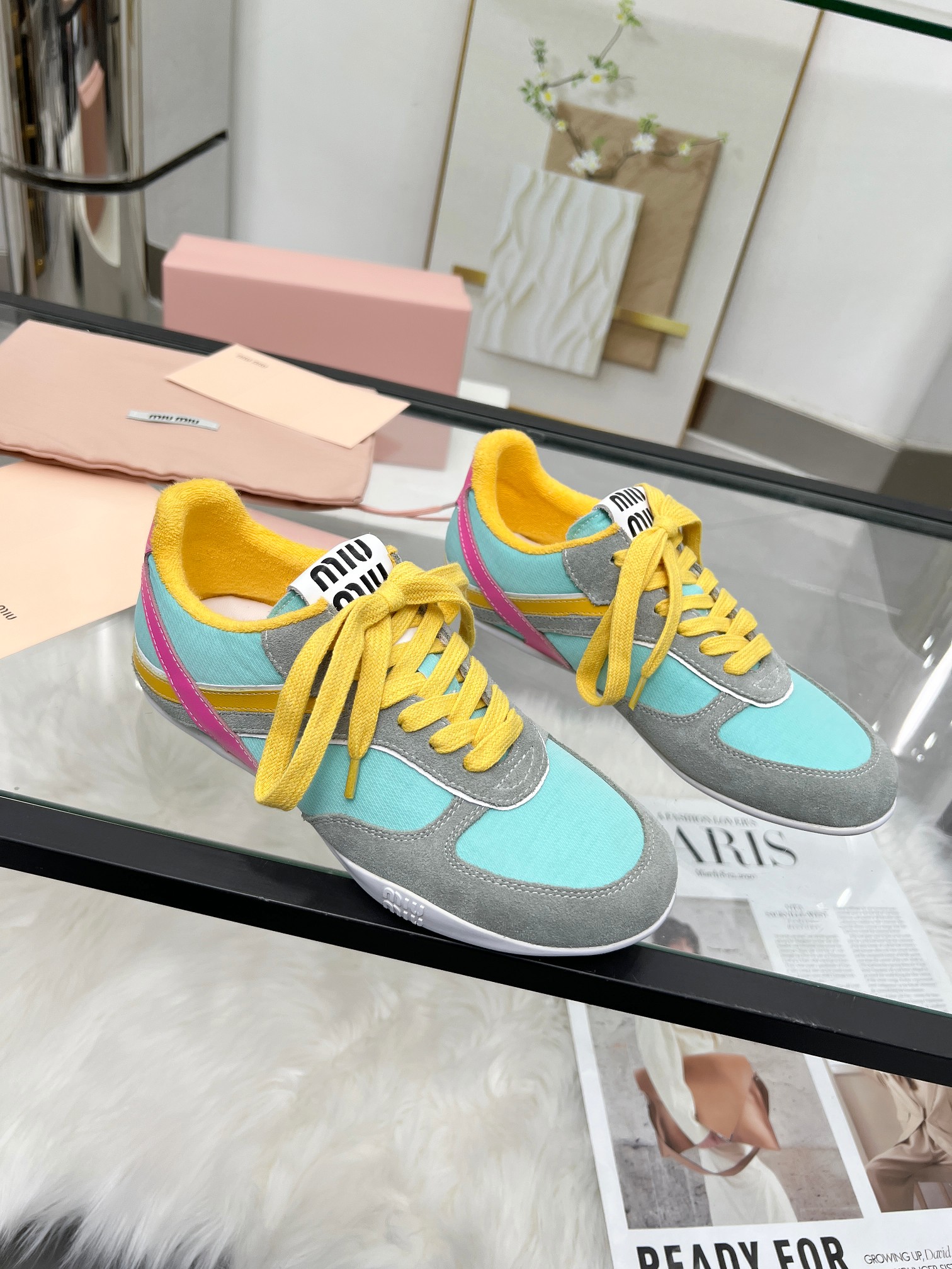 NO:234722,MiuMiu Casual white shoes are so beautiful!  Soft leather material, delicate touch, skin-friendly and comfortable. Unique design, fashionable and versatile, can be easily controlled whether it is matched with jeans or skirts. size35-40, casual shoes/sports shoes, miumiu, sneakers, skirts, jeans19860909MiuMiu 缪缪 休闲小白鞋,美到心坎上啦！柔软的真皮材质,触感细腻,亲肤舒适. 独特的设计,时尚又百搭,无论是搭配牛仔裤还是裙子,都能轻松驾驭. size35-40 ,休闲鞋/运动鞋,miumiu,sneakers,skirts,jeans,Women's Shoes