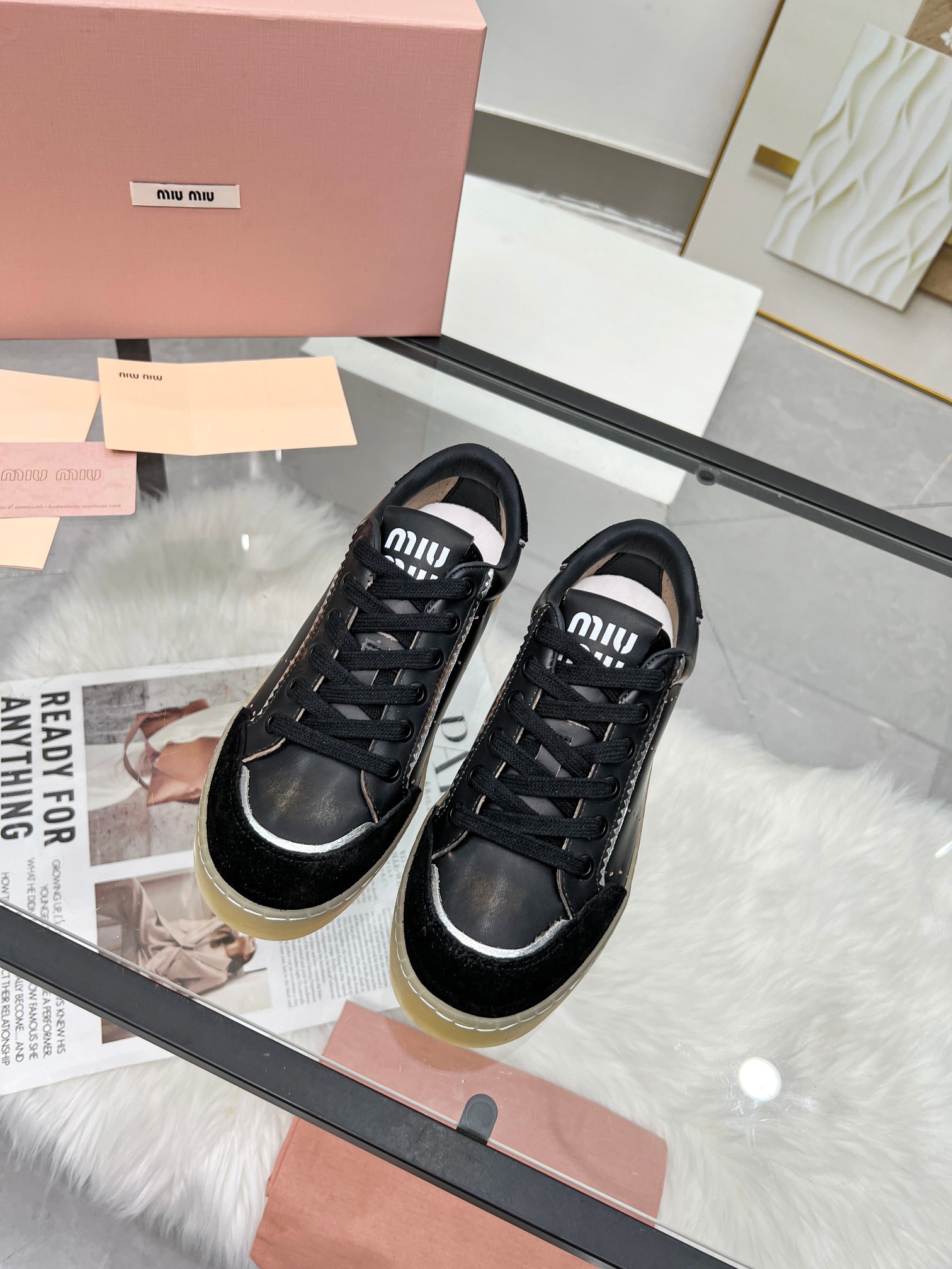 NO:234964,MiuMiu Casual white shoes are so beautiful!  Soft leather material, delicate touch, skin-friendly and comfortable. Unique design, fashionable and versatile, can be easily controlled whether it is matched with jeans or skirts. size35-39, casual shoes/sports shoes, miumiu, sneakers, skirts, jeans19860909MiuMiu 缪缪 休闲小白鞋,美到心坎上啦！柔软的真皮材质,触感细腻,亲肤舒适. 独特的设计,时尚又百搭,无论是搭配牛仔裤还是裙子,都能轻松驾驭. size35-39 ,休闲鞋/运动鞋,miumiu,sneakers,skirts,jeans,Women's Shoes