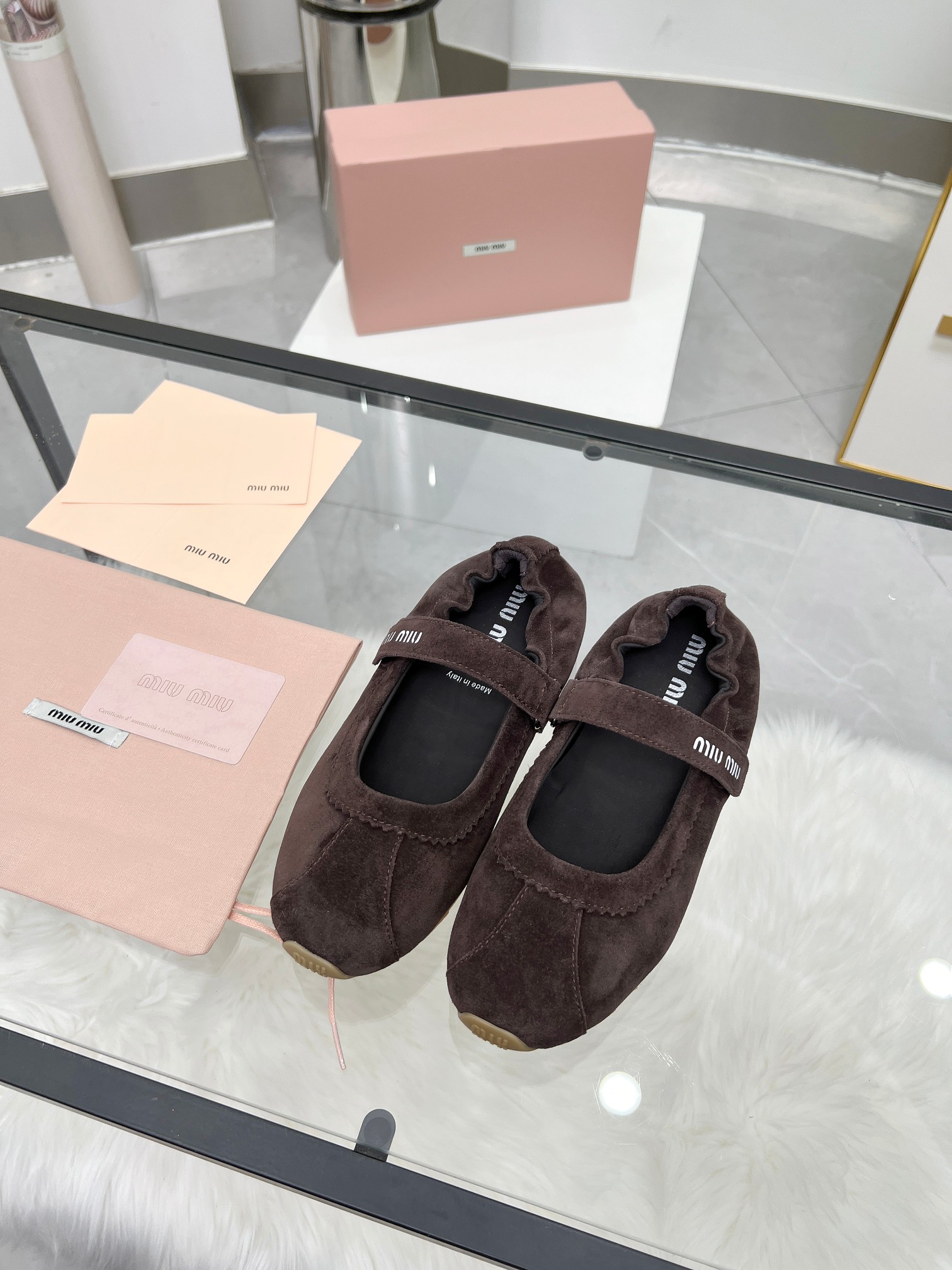 NO:382634,2025·Spring Miumiu same ballet shoes, comfort and appearance coexist, full of elegance~ Fabric: imported sheepskin lining: sheepskin outsole: original mold open-sole size: 35-40 (customized for 40) Price:, ballet shoes, miumiu, sheepskin198609092025·春 miumiu同款芭蕾舞鞋 舒适和颜值并存,满满的优雅感~ 面料:进口绵羊皮內里:羊皮 大底:原版开模大底码数:35-40(40定做)价格:,芭蕾舞鞋,miumiu,sheepskin,Women's Shoes