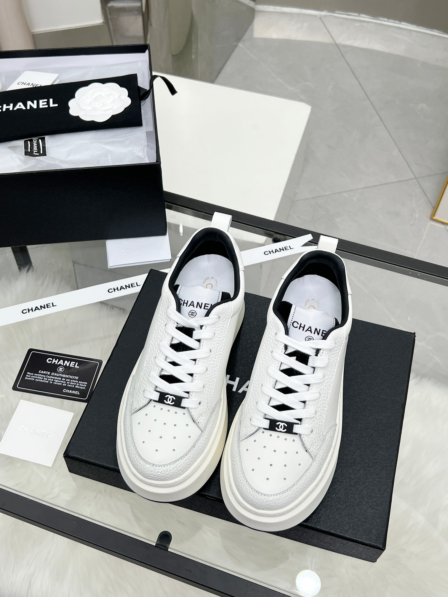 NO:257935,CHANEL 25C spring and summer new sports shoes are available on the official website. The counter is out of stock. Major bloggers are socially recommended. This season's new style is simply closed, looks beautiful with feet, and is casual and casual sports style, cool and natural, interpreting Chanel's fashionable femininity. The overall customization makes all sports models on the market at that time become outdated. This series is now available for sale!  Upper is made of custom imported lychee pattern calfskin customized matte calfskin inner lining original one to one professional custom mesh fabric hardware accessories original full set of mold opening (not universal for the market) original customized mold opening TPU combination sole height 4 cm women's size 35-39.P, casual shoes/sports shoes, chanel, chanel, sneakers, cowhide19860909CHANEL 25C春夏新款运动鞋 官网同步上 专柜断货王 各大博主社交日推款,这季新款简直闭眼入,上脚狂好看,率性的休闲运动风,飒爽又自然,演绎香奈儿的时髦女性气质,整体定制令当时市面上的所有运动款变得过时,本系列现已登陆发售！ 鞋面 采用定制进口荔枝纹小牛皮定制磨砂小牛皮 内里 原版一比一专业定制网布 五金配件 原版全套开模 (非市场通用) 原版定制开模TPU组合大底 高度4公分 女码35-39.P,休闲鞋/运动鞋,chanel,chanel,sneakers,cowhide,Women's Shoes