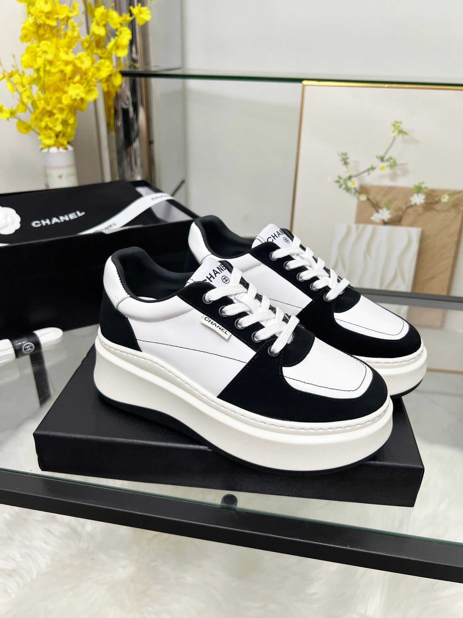 CHANEL 25C春夏新款運動鞋 - スタイリッシュなカジュアルデザイン