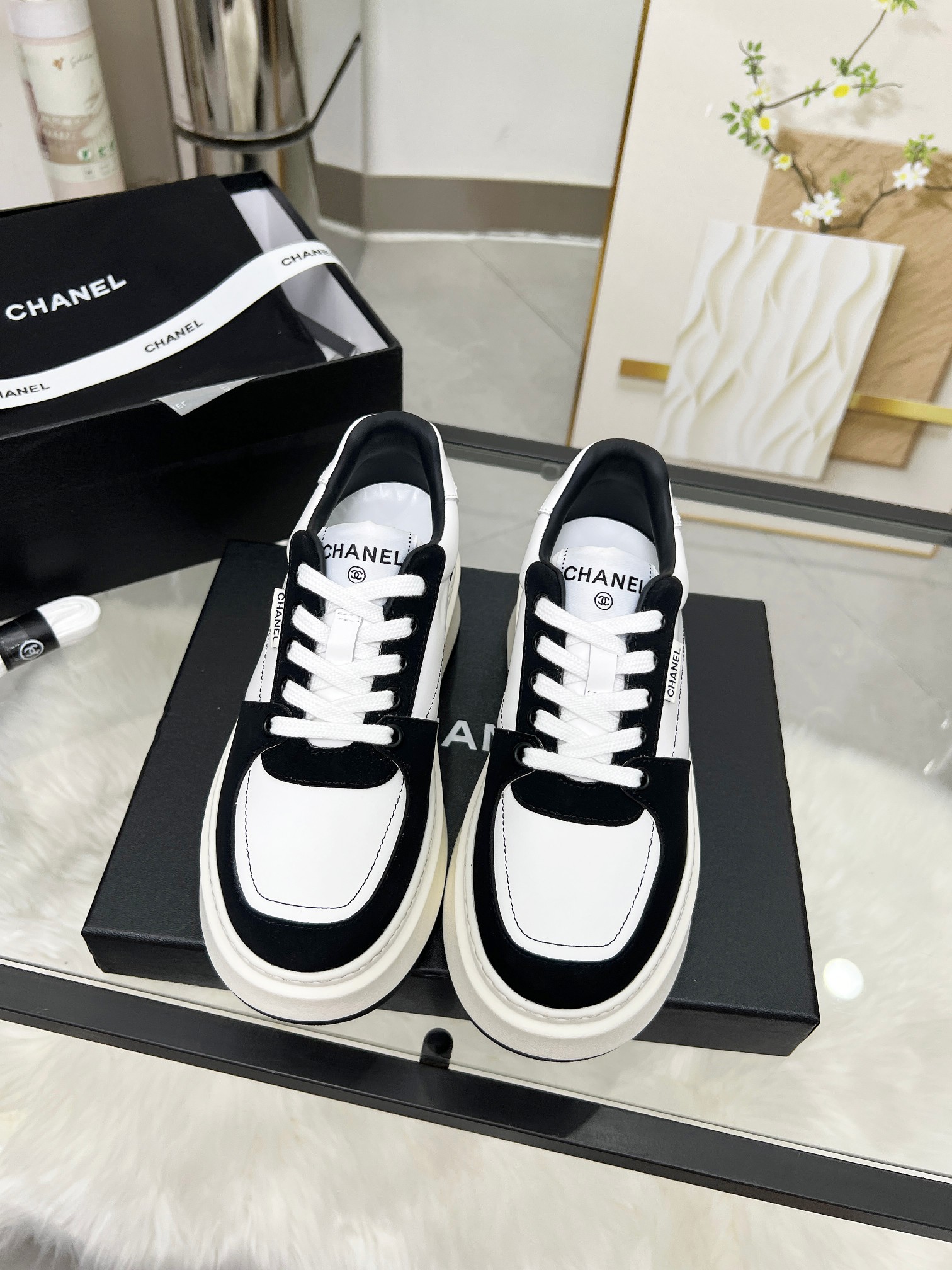 NO:408249,CHANEL 25C spring and summer new sports shoes are available on the official website. The counter is out of stock. Major bloggers are socially recommended. This season's new style is simply closed, looks beautiful with feet, and is casual and casual sports style, cool and natural, interpreting Chanel's fashionable femininity. The overall customization makes all sports models on the market at that time become outdated. This series is now available for sale!  Upper is made of custom imported lychee pattern calfskin customized matte calfskin inner lining original one to one professional custom mesh fabric hardware accessories original full set of mold opening (not universal for market) original customized mold opening TPU combination sole height 4 cm women's size 35-39.P, casual shoes/sports shoes, chanel, chanel, sneakers, cowhide19860909CHANEL 25C春夏新款运动鞋 官网同步上 专柜断货王 各大博主社交日推款,这季新款简直闭眼入,上脚狂好看,率性的休闲运动风,飒爽又自然,演绎香奈儿的时髦女性气质,整体定制令当时市面上的所有运动款变得过时,本系列现已登陆发售！ 鞋面 采用定制进口荔枝纹小牛皮定制磨砂小牛皮 内里 原版一比一专业定制网布 五金配件 原版全套开模 (非市场通用) 原版定制开模TPU组合大底 高度4公分 女码35-39.P,休闲鞋/运动鞋,chanel,chanel,sneakers,cowhide,Women's Shoes