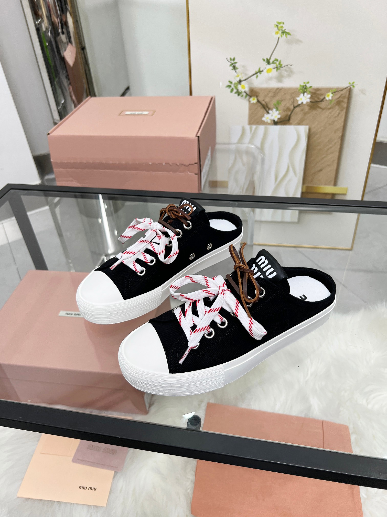 NO:346275,Real price: Miumiu new model is on the market...The latest catwalk model in 2025, classic upgrade, comfort and fashion coexist. Classic black and white models are versatile. The soft sole soft surface design is breathable, and it looks good no matter how you wear it. The design matches different styles. Original custom fabric of upper. Inner: Original custom sheepskin inner lining. Original open mold-unslip sole. Shoe size: 35-40,,miumiu, sheepskin19860909实价: 缪缪miumiu 新款上市 ……2025年最新走秀款,经典升级 舒适度与时髦度并存 经典黑白款百搭 软底软面设计透气性好,随便怎么穿都好看,设计搭配不同风格需求 鞋面原版定制布 内里: 原版定制羊皮内里 大底原版开模防滑大底 鞋码: 35-40,,miumiu,sheepskin,Men's shoes