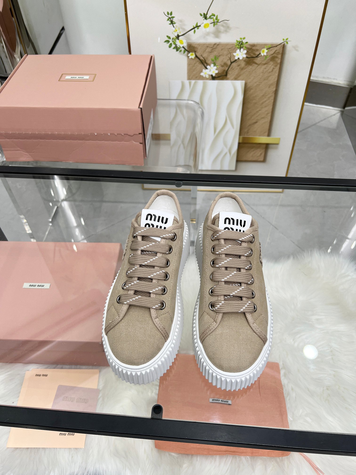 NO:346458,Real price: Miumiu new model is available. Miumiu 25 new model, thick-soled biscuit shoes. The latest catwalk style, classic upgrade. Comfort and fashionableness coexist. Each color is good-looking, and the design is different styles. The upper is original customized fabric. Living: Original custom sheepskin lining. Original open mold and non-slip sole. Shoe size: 35-40,,miumiu, sheepskin19860909实价: 缪缪miumiu 新款上市 miumiu25年新款 厚底饼干鞋 最新走秀款,经典升级 舒适度与时髦度并存 每个颜色搭配都好看,设计搭配不同风格需求 鞋面原版定制布 内里: 原版定制羊皮内里 大底原版开模防滑大底 鞋码: 35-40,,miumiu,sheepskin,Men's shoes