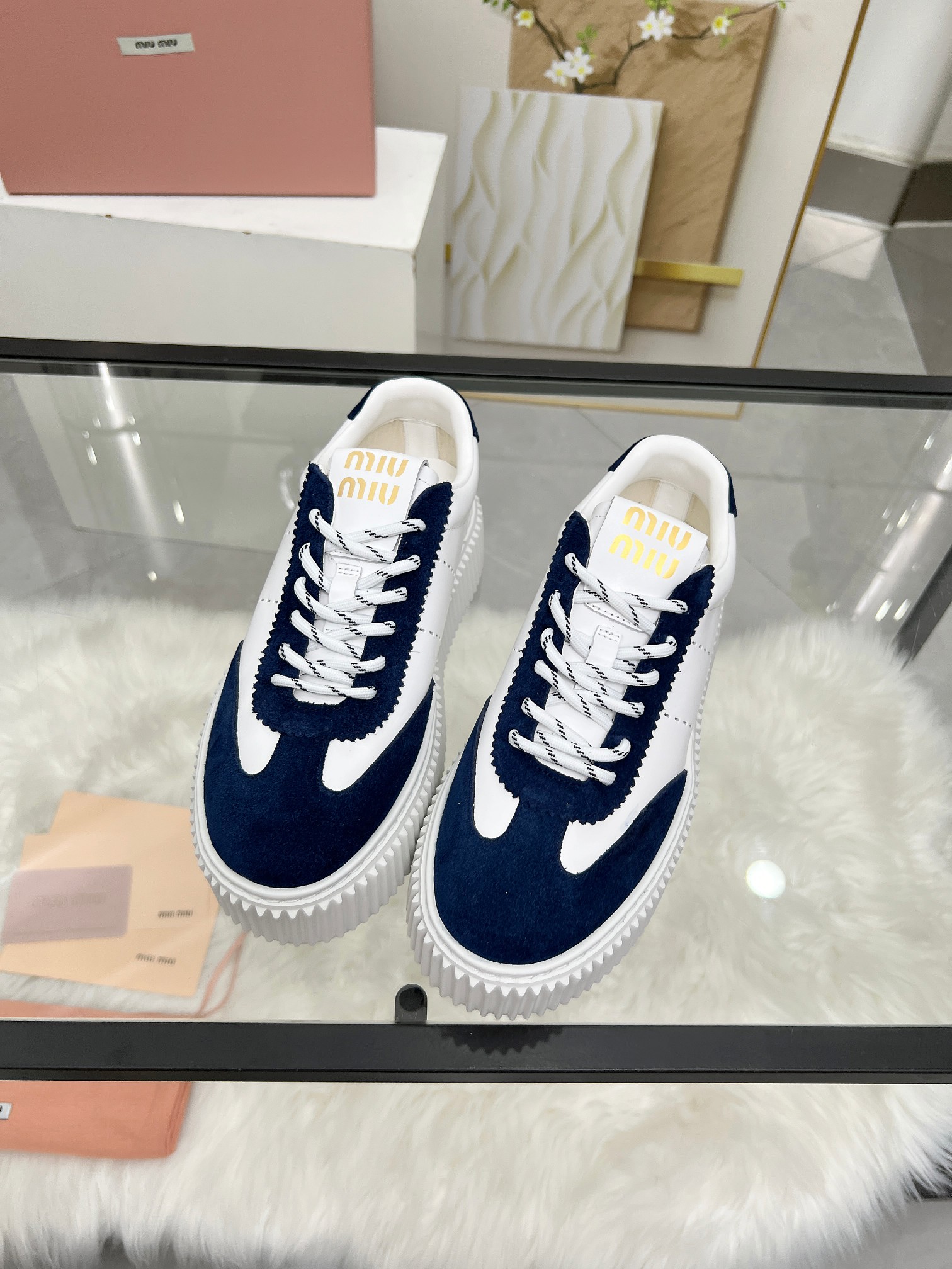 NO:346449,Real price: Miumiu new model is launched. Miumiu 25 new model, thick-soled biscuit shoes. The latest catwalk style, classic upgrade. Comfort and fashionableness coexist. Each color matches are good, and the design matches different styles. The upper is customized with color leather + cloth. Inner: Original custom sheepskin inner lining. Original open mold-proof non-slip sole. Shoe size: 35-40,,miumiu, sheepskin19860909实价: 缪缪miumiu新款上市 miumiu25年新款 厚底饼干鞋 最新走秀款,经典升级 舒适度与时髦度并存 每个颜色搭配都好看,设计搭配不同风格需求 鞋面原版定制擦色皮+布 内里: 原版定制羊皮内里 大底原版开模防滑大底 鞋码: 35-40,,miumiu,sheepskin,Men's shoes