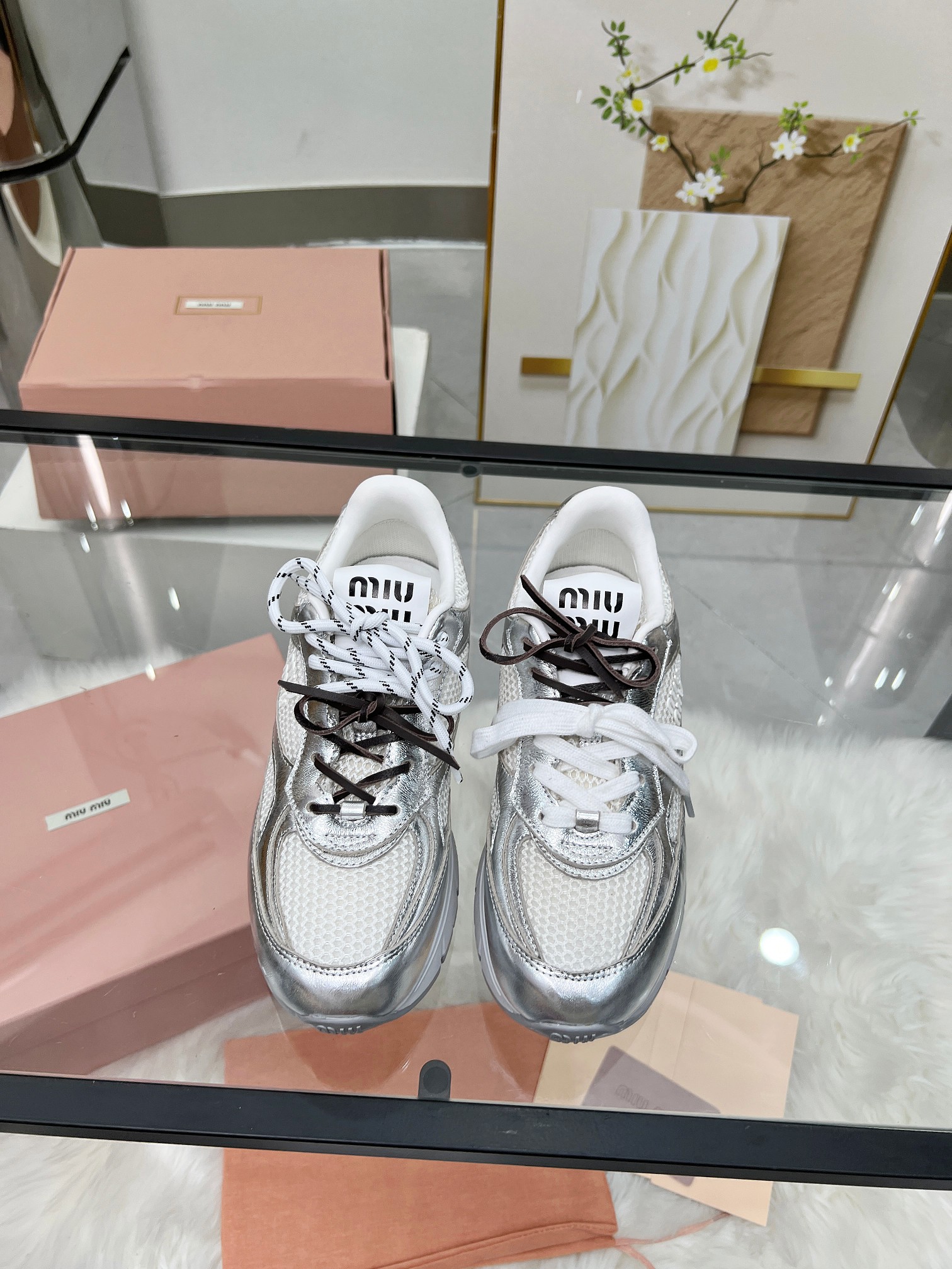 NO:346296,Real price: miumiu has new joint sneakers!  !  The previous miu miu X New Balance co-branded shoes were so popular. This time we have dad shoes again. The new co-branded series is no longer thin-soled shoes. It is too friendly to small people. As always, it is still easy to wear and increase the size of the miu. The original colored cowhide is polished, and the original mold opening TpR, 35-39, 40 customized. Welcome to compare the quality and price, miumiu, cowhide19860909实价: miumiu 又有了新的联名球鞋！！ 之前的miu miu X New Balance 联名鞋子火的一塌糊涂,这次又来了老爹鞋款,新的联名系列啦 不再是薄底鞋 对小个子太友好啦,一如既往还是miu里miu气的好穿又增高 面原版擦色牛皮,大底原版开模TpR、35-39、40订制,欢迎对比质量和价格,,miumiu,cowhide,Men's shoes