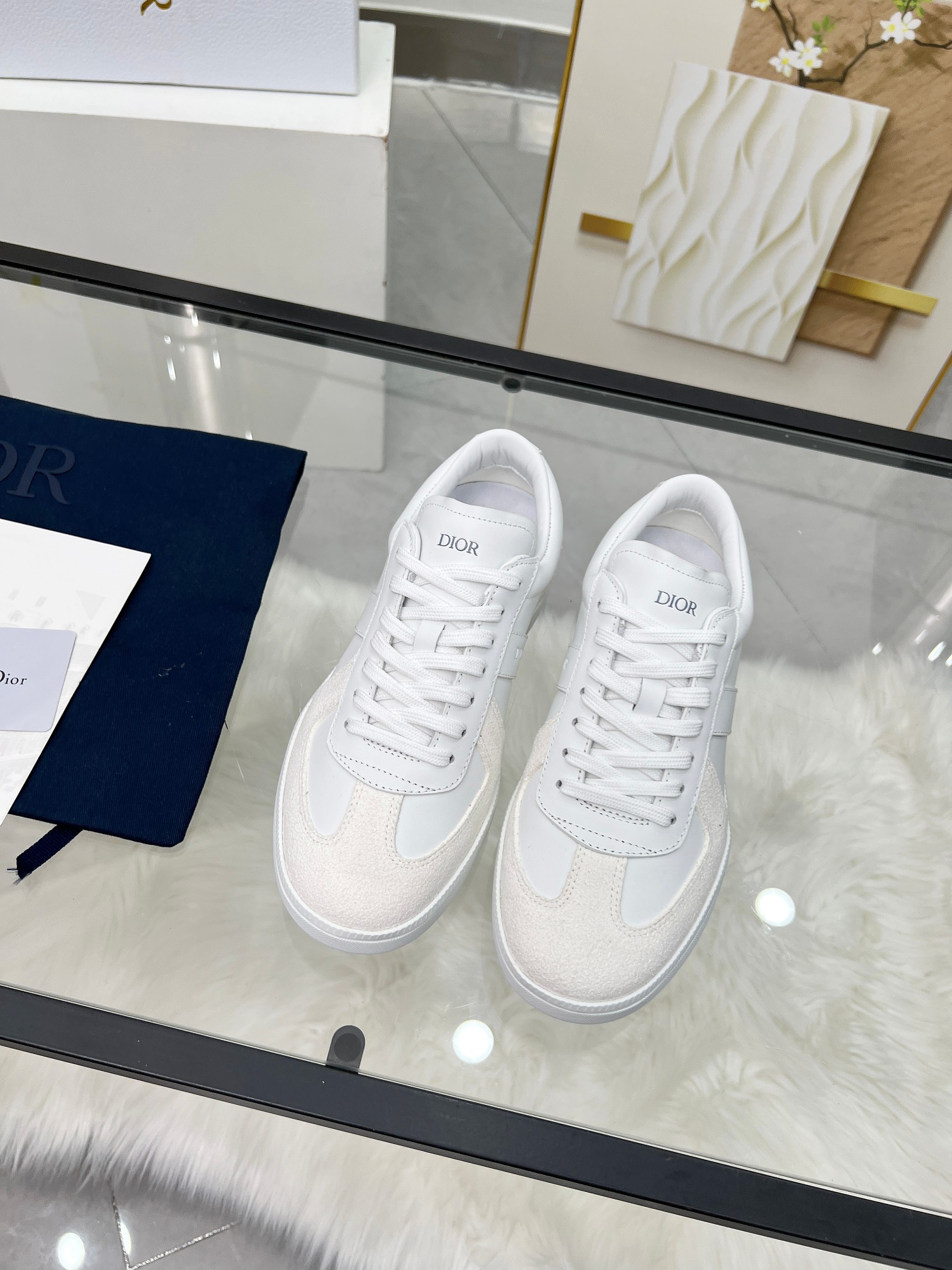 NO:574699,[The top version has the same price for men and women], the correct version. - Dior B01 casual moral training shoes for couples, white sneakers. In the late 1990s, the fashion brand Maison Margiela purchased GAT in large quantities and gave them a makeover. This shoe type of moral training officially started its fashion journey. Original top layer cowhide, cowhide lining, original outsole Size 35-45 (40 for women and 45 for men, custom-made and non-returnable), dior, sneakers, cowhide19860909【顶级版本男女同价】、正确版本. -  迪奥B01情侣款休闲德训鞋小白鞋运动鞋 90年代末时尚品牌Maison Margiela大批量采购GAT,并且把它们进行改头换面,就此德训这个鞋型正式开启了时尚之旅. 原版面头层牛皮、牛皮内里,原版大底 Size35-45（女40 男45订做不退换）,,dior,sneakers,cowhide,Men's shoes