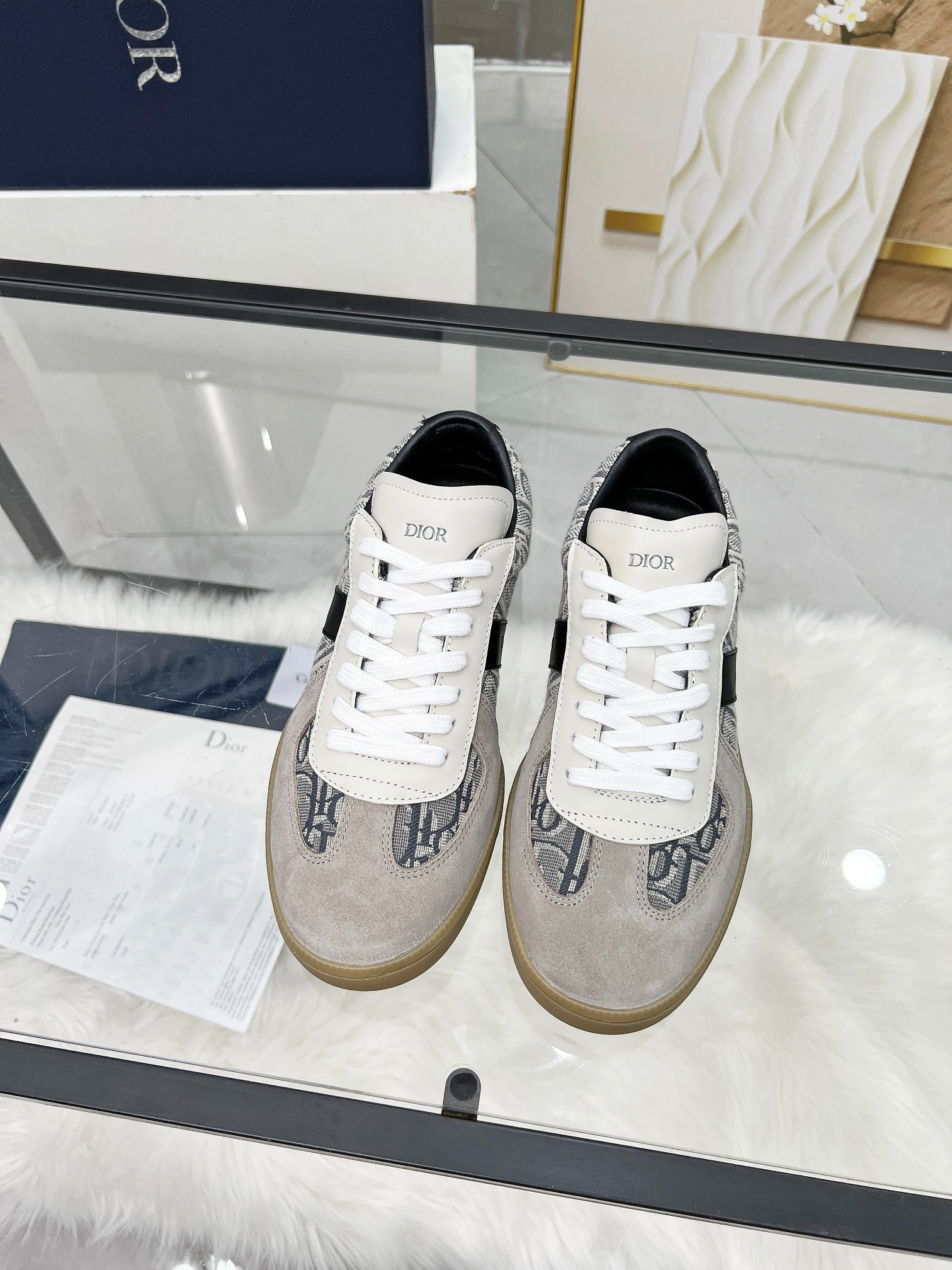 NO:442602,[Top version of men and women's price], women, men's model + 10 correct version. - Dior B01 couple casual genre shoes and white shoes sneakers. The fashion brand Maison Margiela purchased GAT in large quantities in the late 1990s and changed them. This model of Geshe officially started a fashion journey. The original top layer of cowhide, cowhide inner lining, original outsole Size35-45 (women 40 men's 45 custom-made, no return or exchange), casual shoes/sports, dior, sneakers, cowhide19860909【顶级版本男女同价】、女、男款＋10 正确版本. -  迪奥B01情侣款休闲德训鞋小白鞋运动鞋 90年代末时尚品牌Maison Margiela大批量采购GAT,并且把它们进行改头换面,就此德训这个鞋型正式开启了时尚之旅. 原版面头层牛皮、牛皮内里,原版大底 Size35-45（女40 男45订做不退换）,休闲鞋/运动鞋,dior,sneakers,cowhide,Women's Shoes
