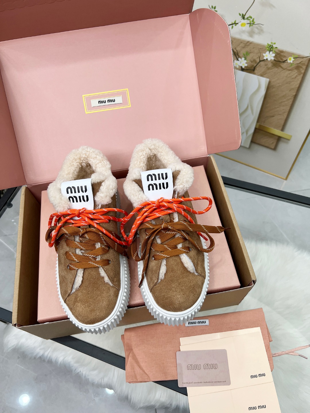 NO:559727,Miumiu miumiu's new model is on the market Maoli... The latest catwalk model in 2025, classic upgrades. Comfort and fashion coexist. Classic black and white style, versatile soft bottom and soft surface design ♀ Good breathability, looks good no matter how you wear it, designed to match different style needs. Original custom-made cloth for uppers. Lining: real wool lining. Original open-molded anti-slip outsole. Shoe size: 35-40,, casual shoes/sports shoes, miumiu, sneakers19860909缪缪miumiu新款上市毛里 ……2025年最新走秀款,经典升级 舒适度与时髦度并存经典黑白款百搭软底软面设计♀透气性好,随便怎么穿都好看,设计搭配不同风格需求 鞋面原版定制布 内里: 真羊毛内里 大底原版开模防滑大底 鞋码: 35-40,,休闲鞋/运动鞋,miumiu,sneakers,Women's Shoes