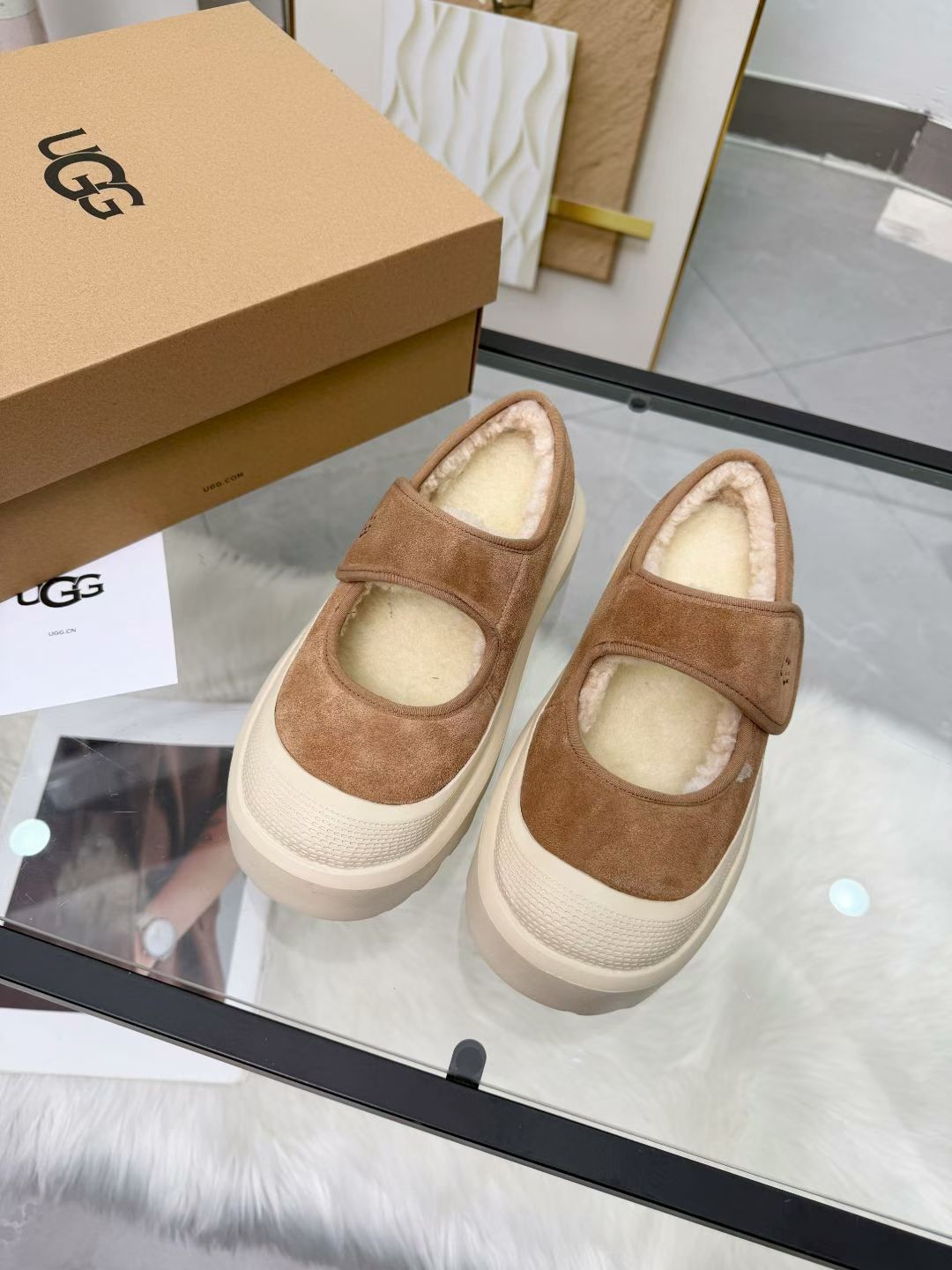 NO:690201,Real price' suede fur lining [Rose] Mary Jane [Rose] has a high-end texture, the plush edge is soft and super healing, and the thick sole can also quietly increase your height. It goes well with coats and sweaters. It feels like stepping on clouds. It is warm and makes your legs slim. It is a treasure item that can be worn from late autumn to cold winter ~ :-,, mary jane, sweaters, chamois leather19860909实价'麂皮毛里[玫瑰]玛丽珍[玫瑰]质感高级,毛绒边软乎乎超治愈,厚底还能悄悄增高.搭配大衣、毛衣都很绝,踩上去像踩在云朵上,温暖又显腿细,是能从深秋穿到寒冬的宝藏单品～ :-,,mary jane,sweaters,chamois leather,Men's shoes