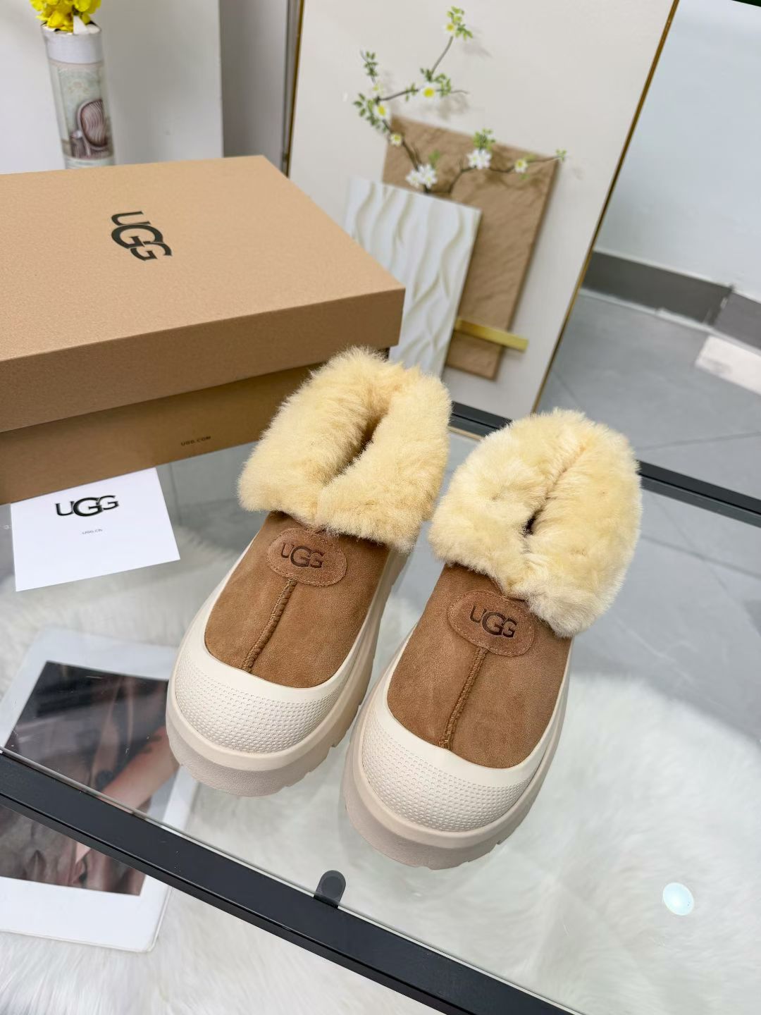 NO:690203,Real-price card 2-color fur integrated suede has a high-end feel, and the American retro atmosphere is captured by this pair of snow boots~ The plush edges are soft and super healing, and the thick soles can also quietly increase your height. It is perfect when paired with coats and sweaters. It feels like stepping on clouds, warm and showing your slim legs. It is a treasure item that can be worn from late autumn to cold winter~ :-,,boots,sweaters,chamois leather19860909实价'卡2色皮毛一体麂皮质感高级,美式复古氛围感被这双雪地靴拿捏住啦～ 毛绒边软乎乎超治愈,厚底还能悄悄增高.搭配大衣、毛衣都很绝,踩上去像踩在云朵上,温暖又显腿细,是能从深秋穿到寒冬的宝藏单品～ :-,,boots,sweaters,chamois leather,Men's shoes