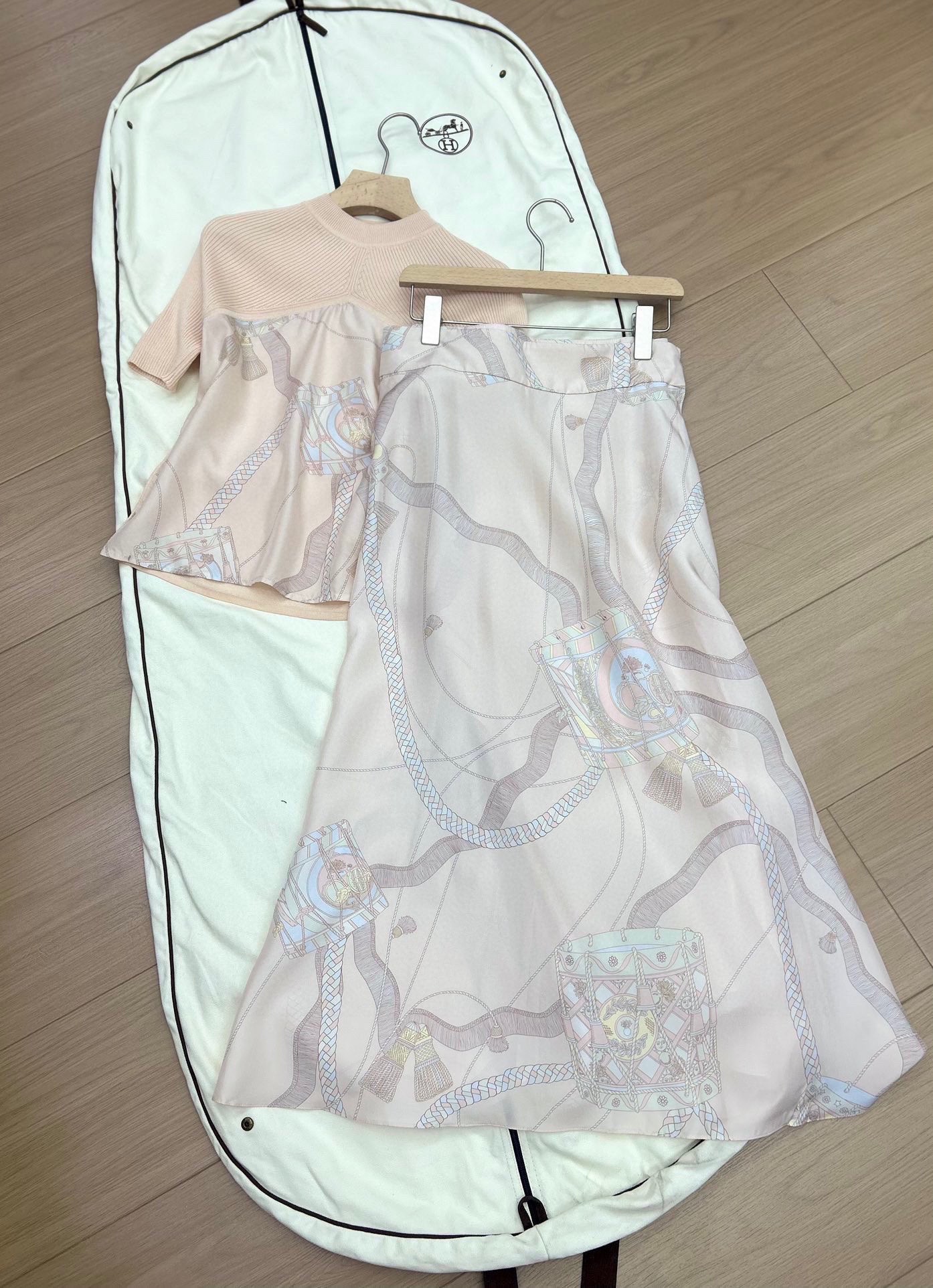 NO:468081,H new silk skirt, exclusive hit, size SML, on sale in stock, skirts, real silk, alexander wang19860909H新款真丝半裙 独家爆款 尺码SML 现货发售,,skirts,real silk,alexander wang,Women's clothing