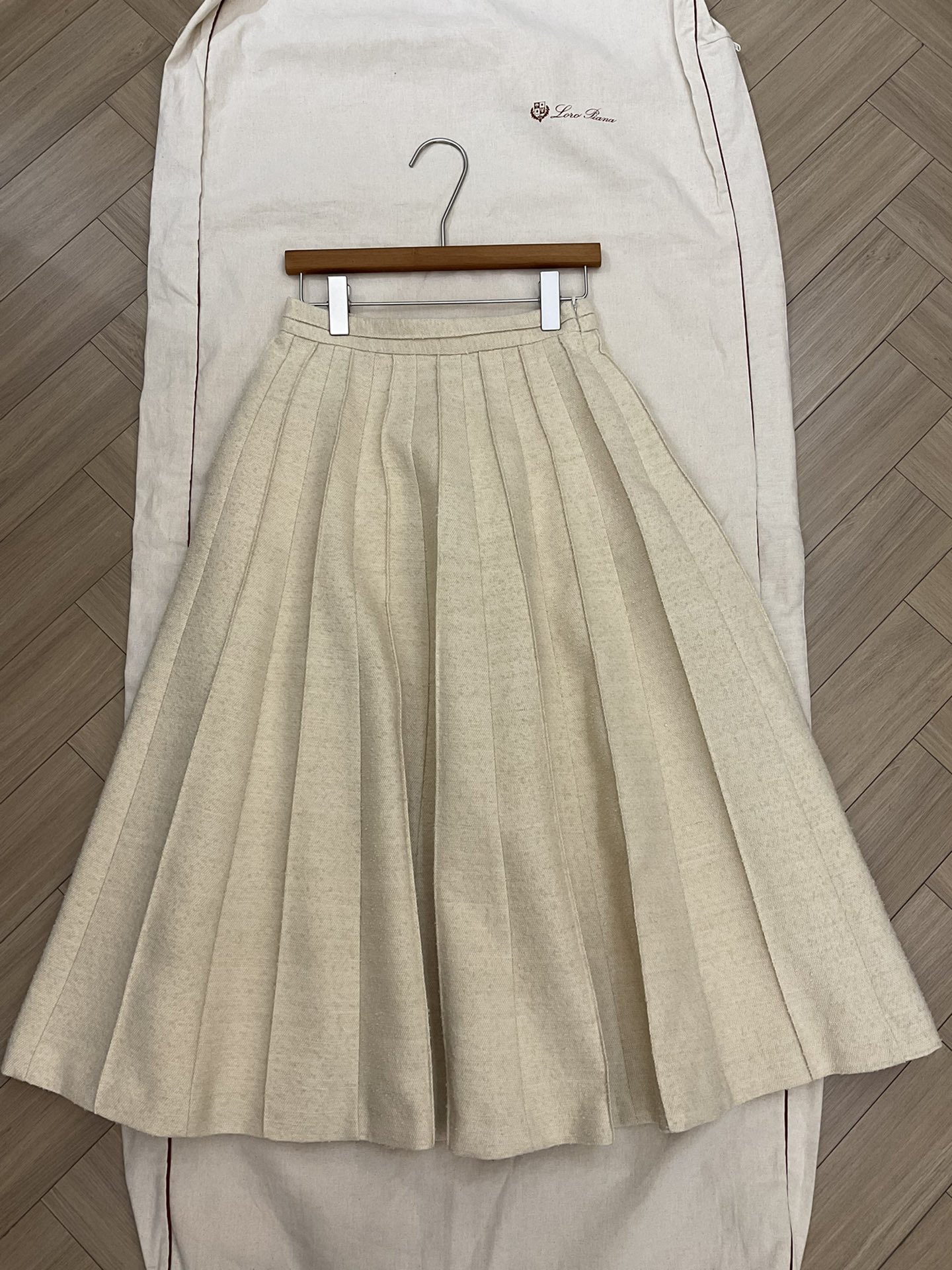 NO:570810,L new skirt, original custom-made, 100% silk lining, sizes 36 38 40, ready for sale, loro piana, skirts, real silk, alexander wang19860909L新款半裙 原版定制 内里百分百真丝 尺码36 38 40现货发售,,loro piana,skirts,real silk,alexander wang,Women's clothing