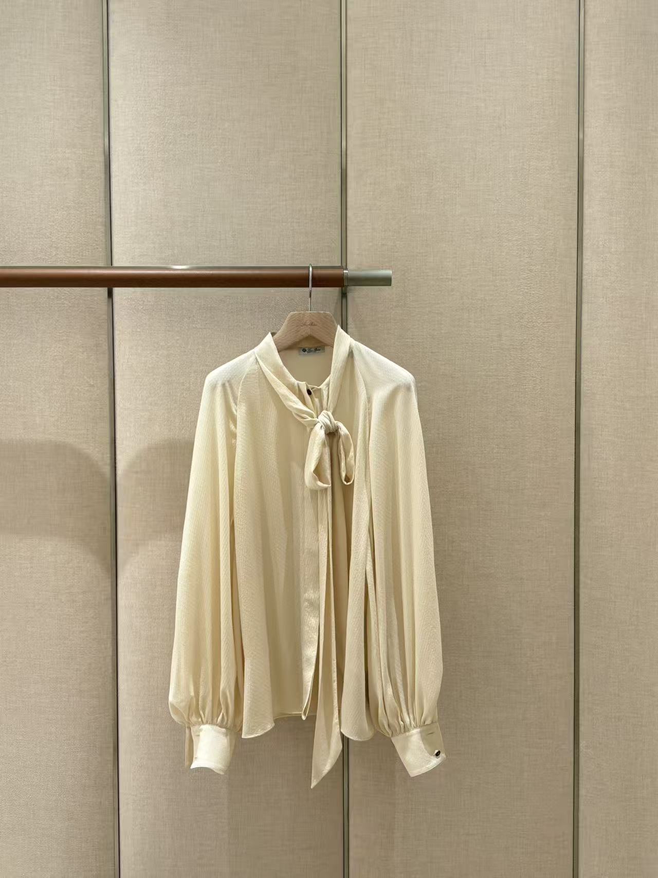 NO:501479,L early autumn new silk lantern sleeve shirt Original customization is arrived Size 36 38 40, Loro piano, real silk, alexander wang19860909L早秋新款真丝灯笼袖衬衣 原版定制到货了 尺码36 38 40,,loro piana,real silk,alexander wang,Women's clothing