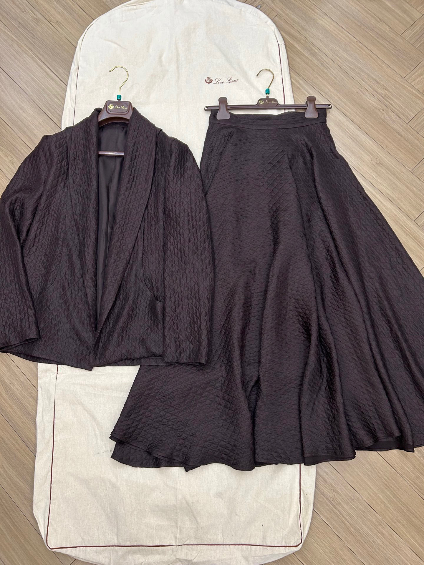 NO:533877,Recommended popular products L silk skirt This bubble yarn effect fabric is made of exquisite mulberry silk. Its uniqueness is that during the weaving process, two layers of fabric are combined in many places to form a unique texture Size 36 38 40 Spot,,loro piano,skirts,real silk,alexander wang19860909爆款推荐 L真丝套裙 此泡泡纱效果面料采用桑蚕丝精致而成,其独特之处在于织造过程中于多处将两层织物结合,形成别具一格的质感 尺码36 38 40 现货,,loro piana,skirts,real silk,alexander wang,Women's clothing