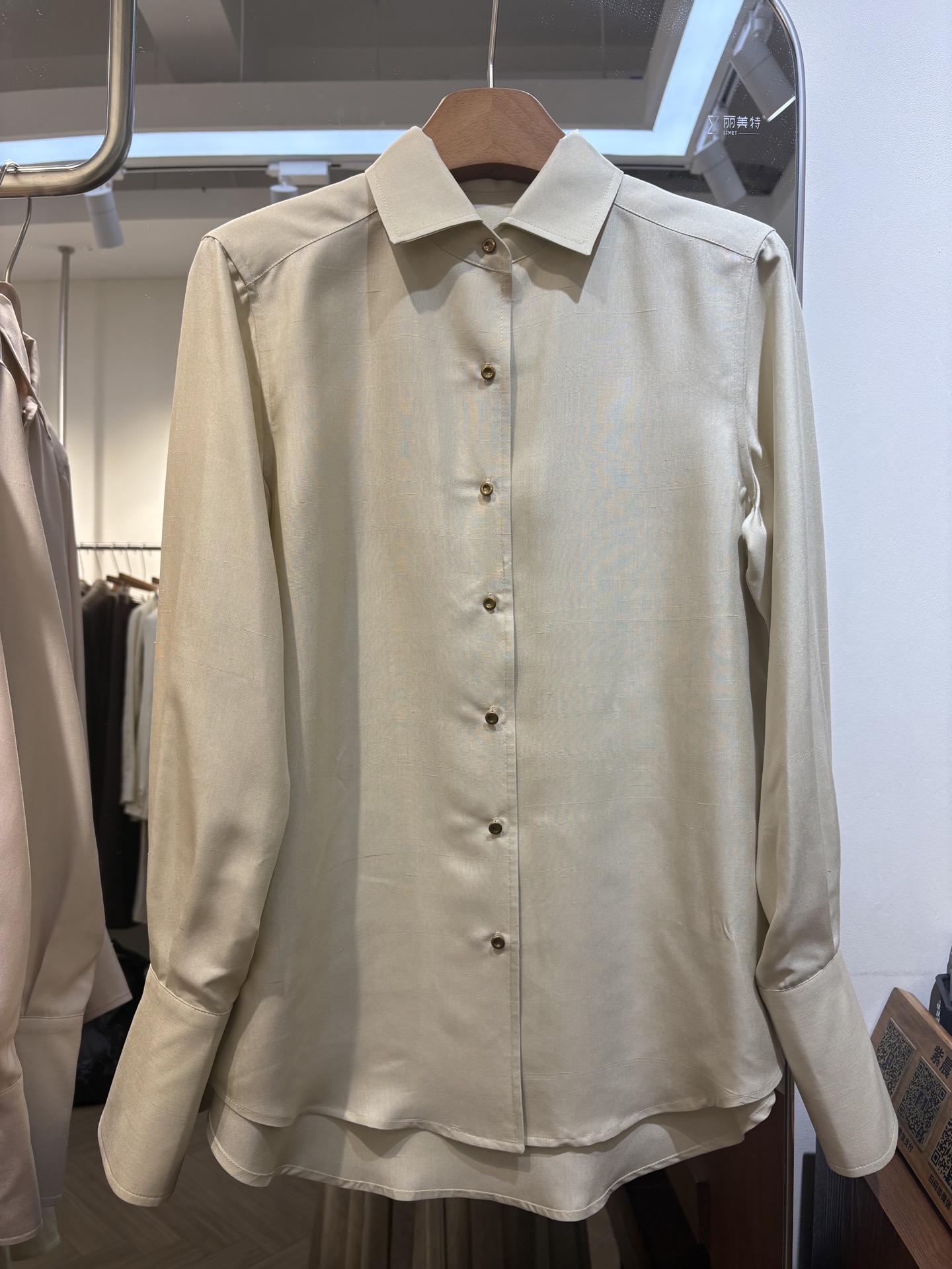 NO:709645,L new color shirt has been shipped, apricot 36 38 40, loro piana,19860909L新色衬衣出货了 杏色36 38 40,,loro piana,,Women's clothing