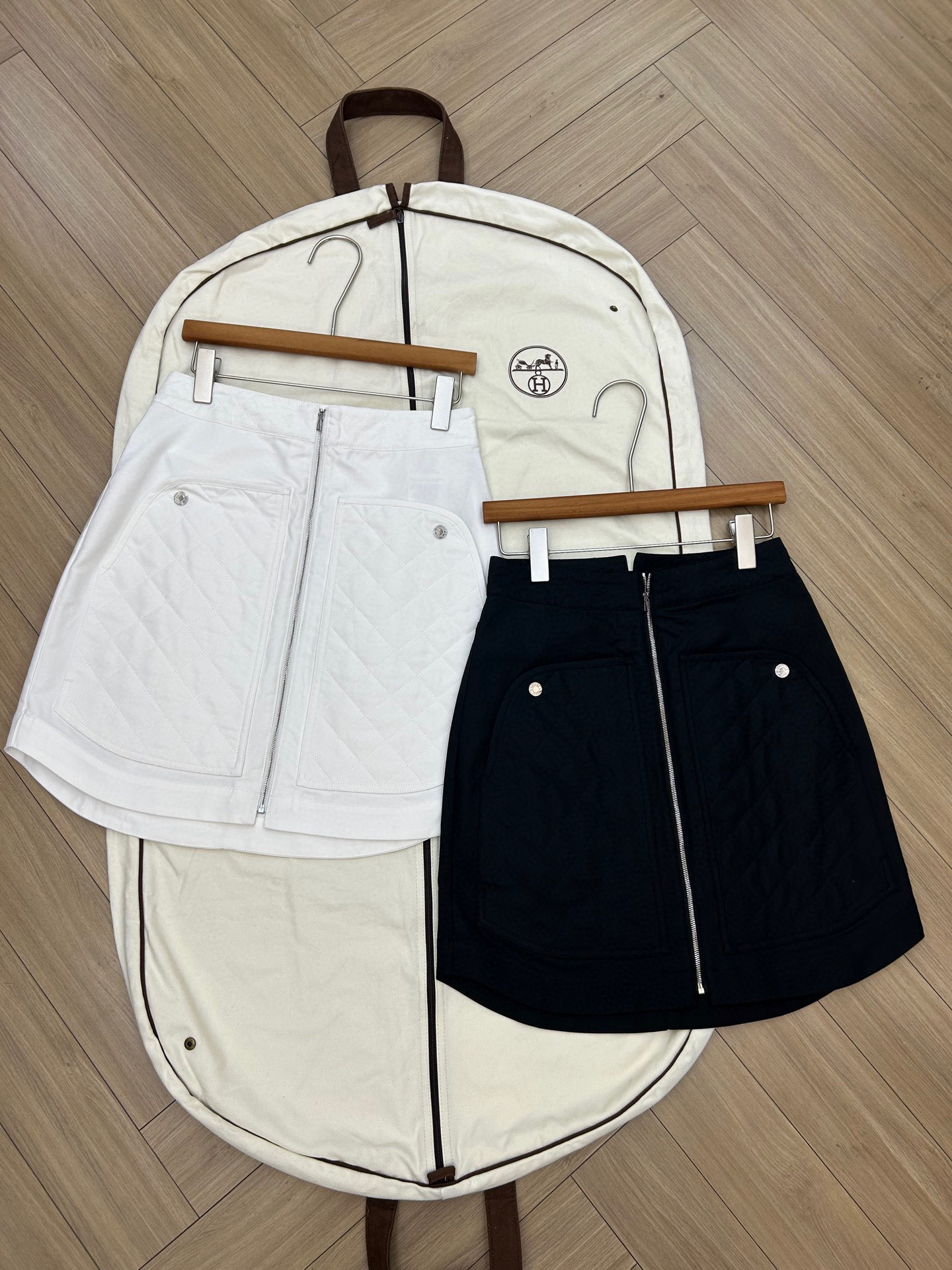 NO:713486,Year-end benefits H new skirt yb customized ready stock sizes 36 38 40 black and white 2 colors, skirts,19860909年末福利 H新款半裙 yb定制 现货发尺码36 38 40 黑白2色,,skirts,,Women's clothing