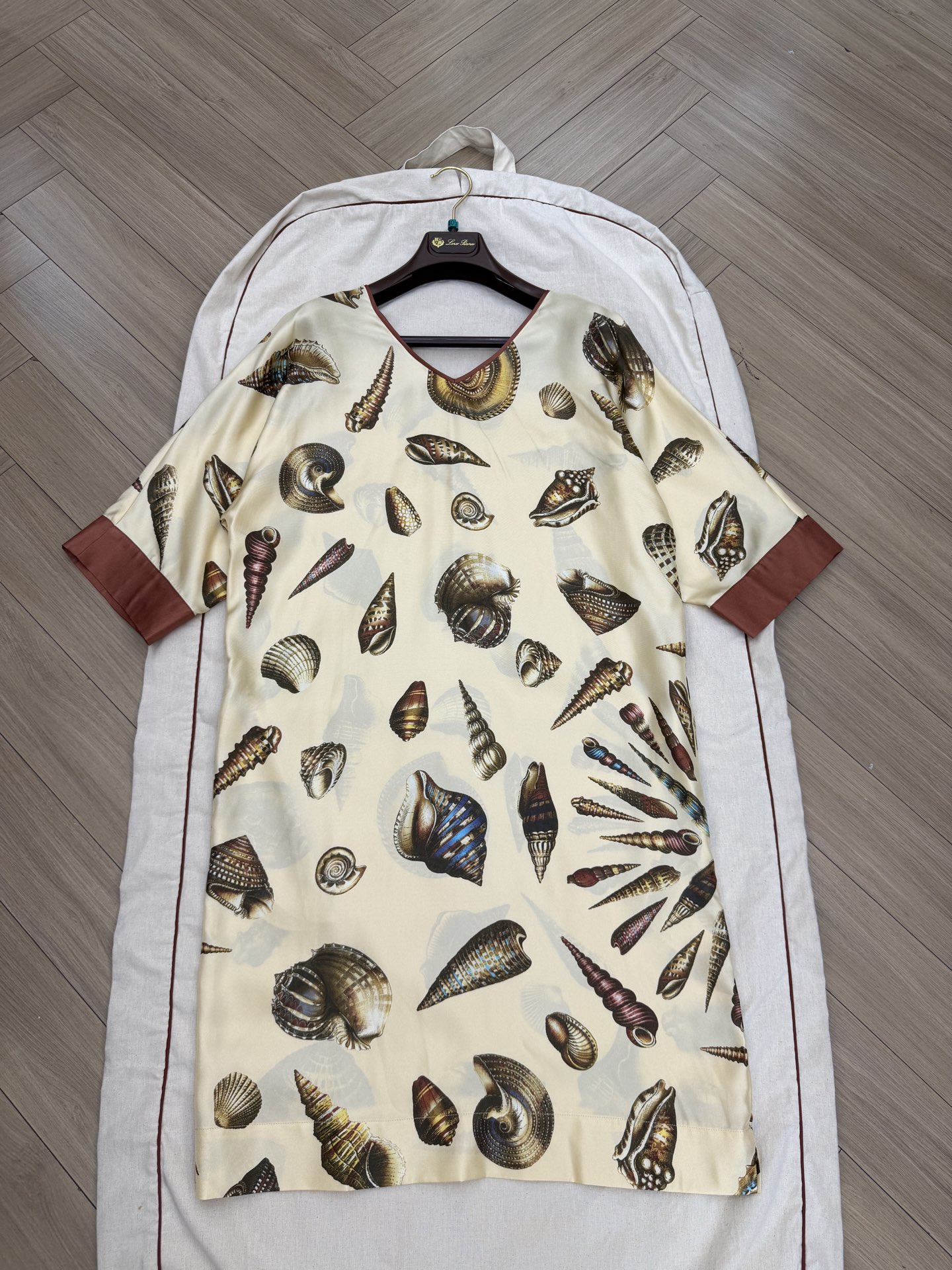 NO:893439,Loro iana | Shell positioning printed silk skirt Size 36 38 40 Now on sale Soft beige background with retro conch pattern, the fabric has a delicate luster, three-point contrasting cuffs weaken the loose feeling, V-neck modifies the face, straight skirt length is just right.,,loro piana,skirts,real silk,19860909Loro iana | 贝壳定位印花真丝裙 尺码36 38 40 现发售 柔和米黄底色搭配复古海螺纹样,面料光泽细腻,七分撞色袖口弱化宽松感, V领修饰脸型,直筒裙长恰到好处.,,loro piana,skirts,real silk,,Women's clothing