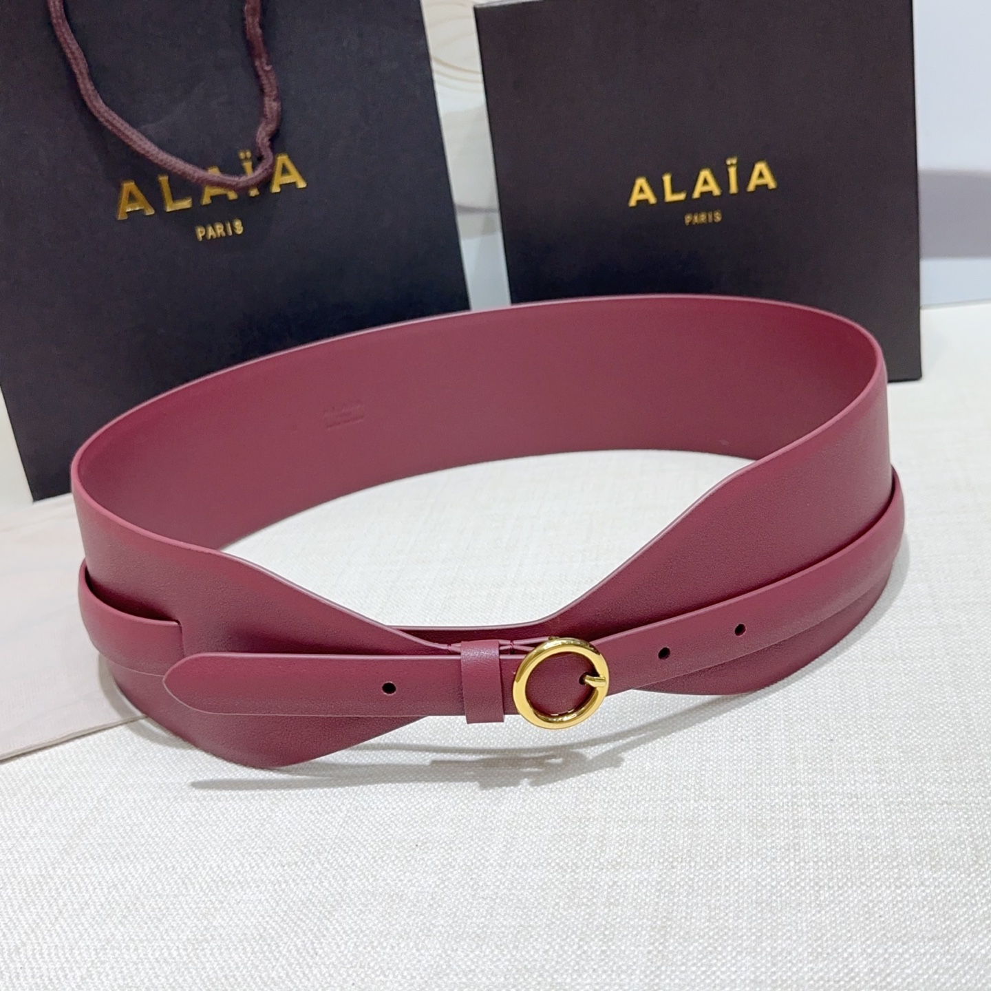Alaia 阿来莱 腰封、品牌标志性的镂空雕花工艺，柔软牛皮制成于意大利7cm、，Alaia是一个以高级