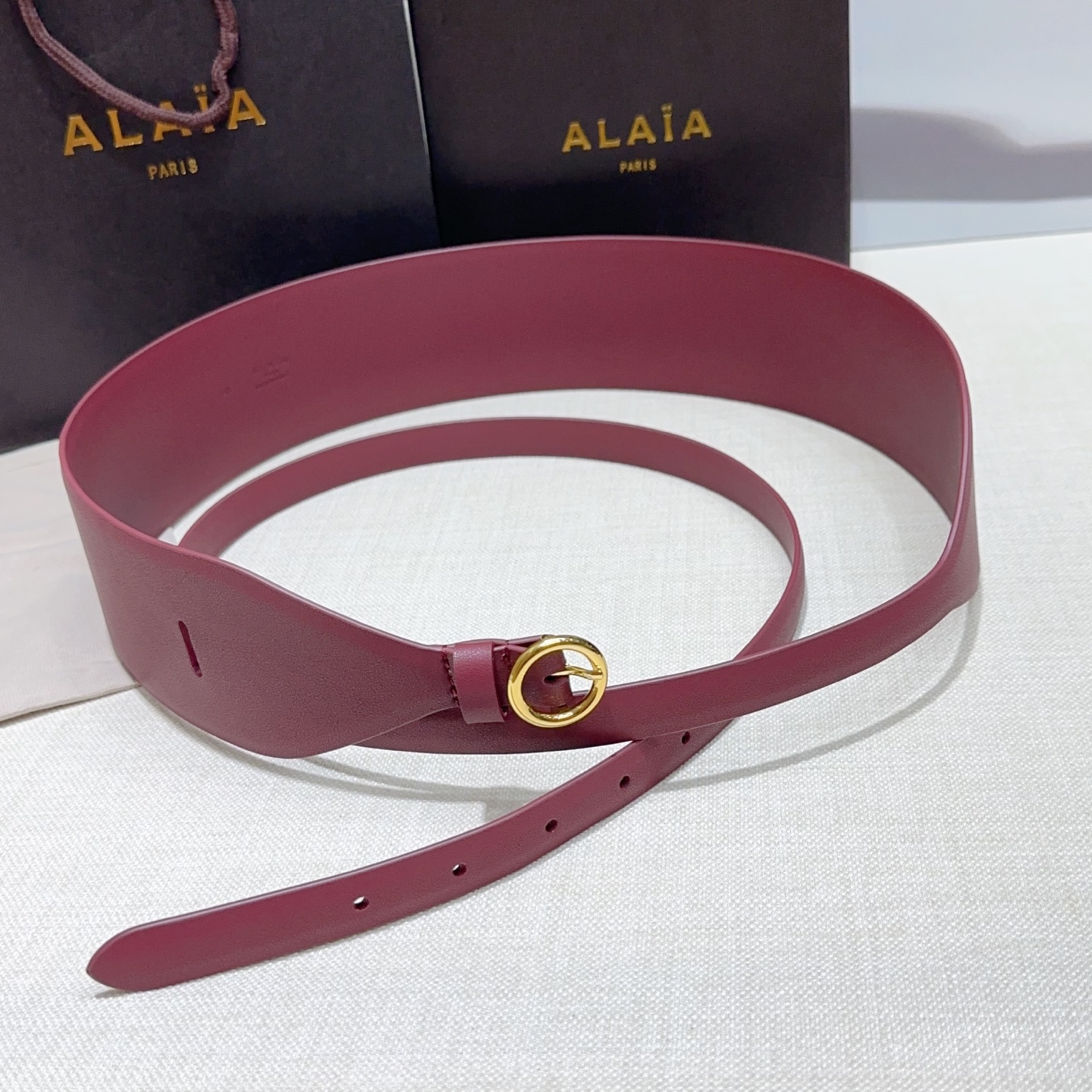 Alaia 阿来莱 腰封、品牌标志性的镂空雕花工艺，柔软牛皮制成于意大利7cm、，Alaia是一个以高级