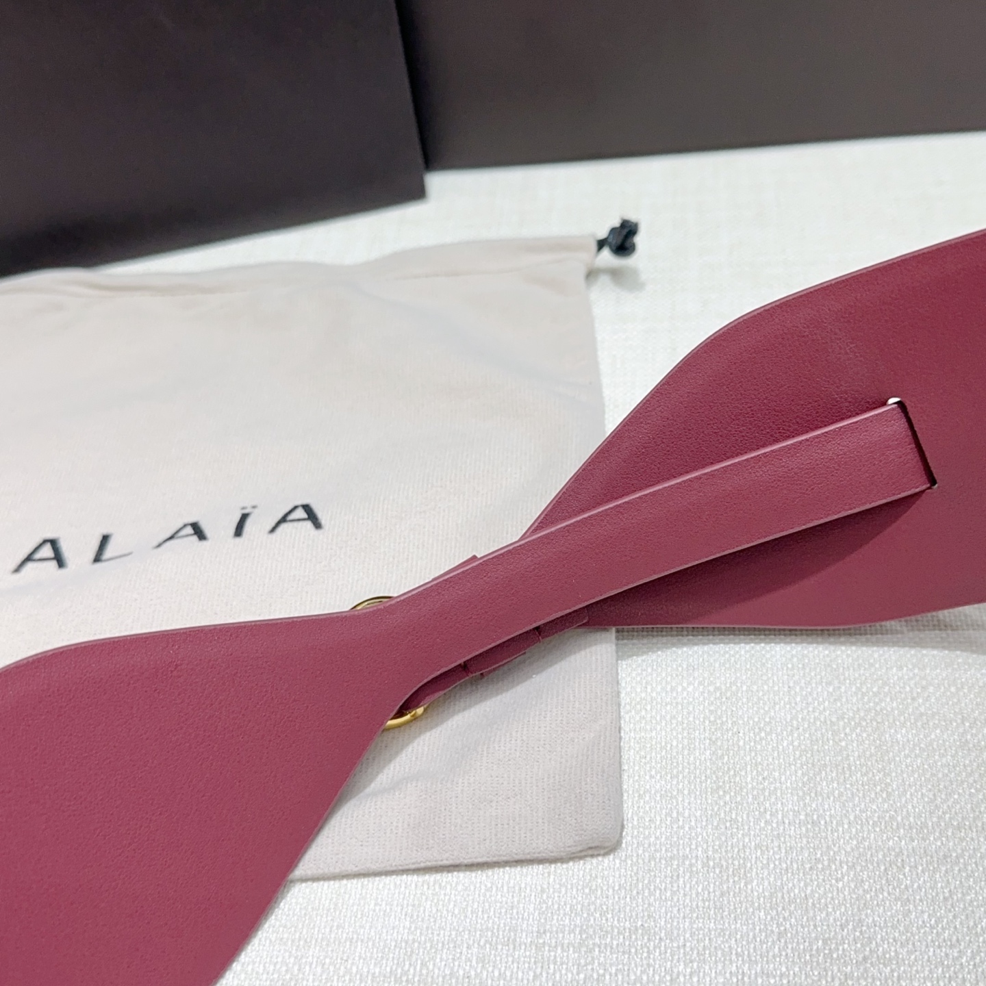 Alaia 阿来莱 腰封、品牌标志性的镂空雕花工艺，柔软牛皮制成于意大利7cm、，Alaia是一个以高级