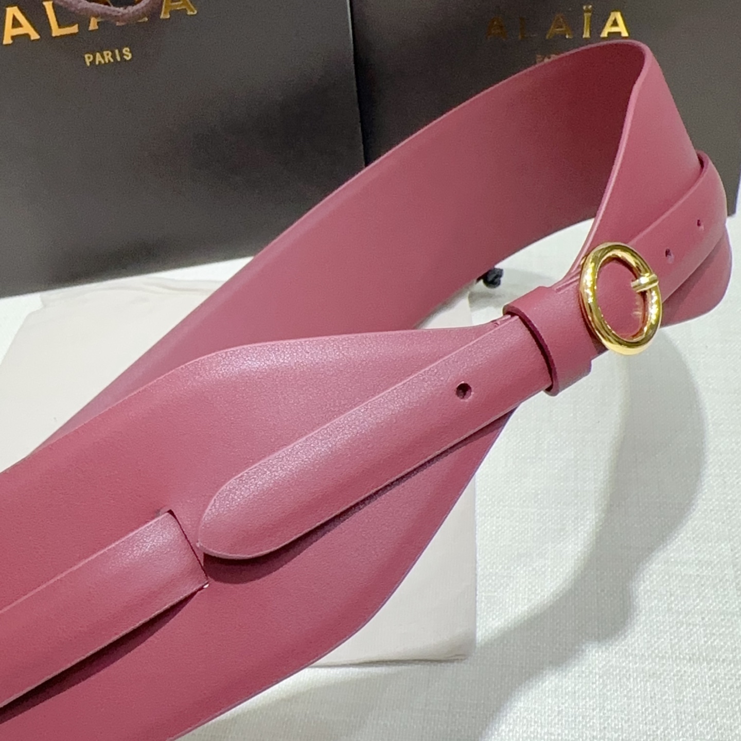 Alaia 阿来莱 腰封、品牌标志性的镂空雕花工艺，柔软牛皮制成于意大利7cm、，Alaia是一个以高级