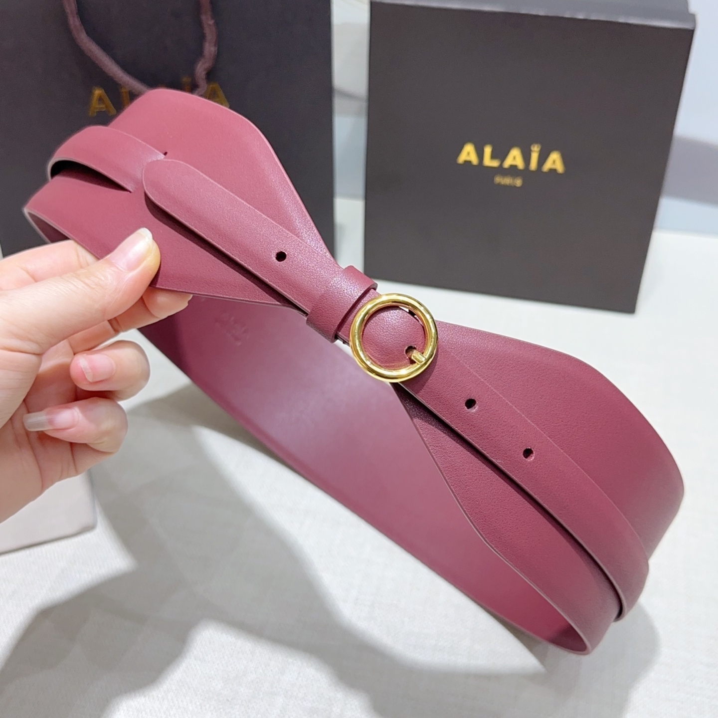 Alaia 阿来莱 腰封、品牌标志性的镂空雕花工艺，柔软牛皮制成于意大利7cm、，Alaia是一个以高级