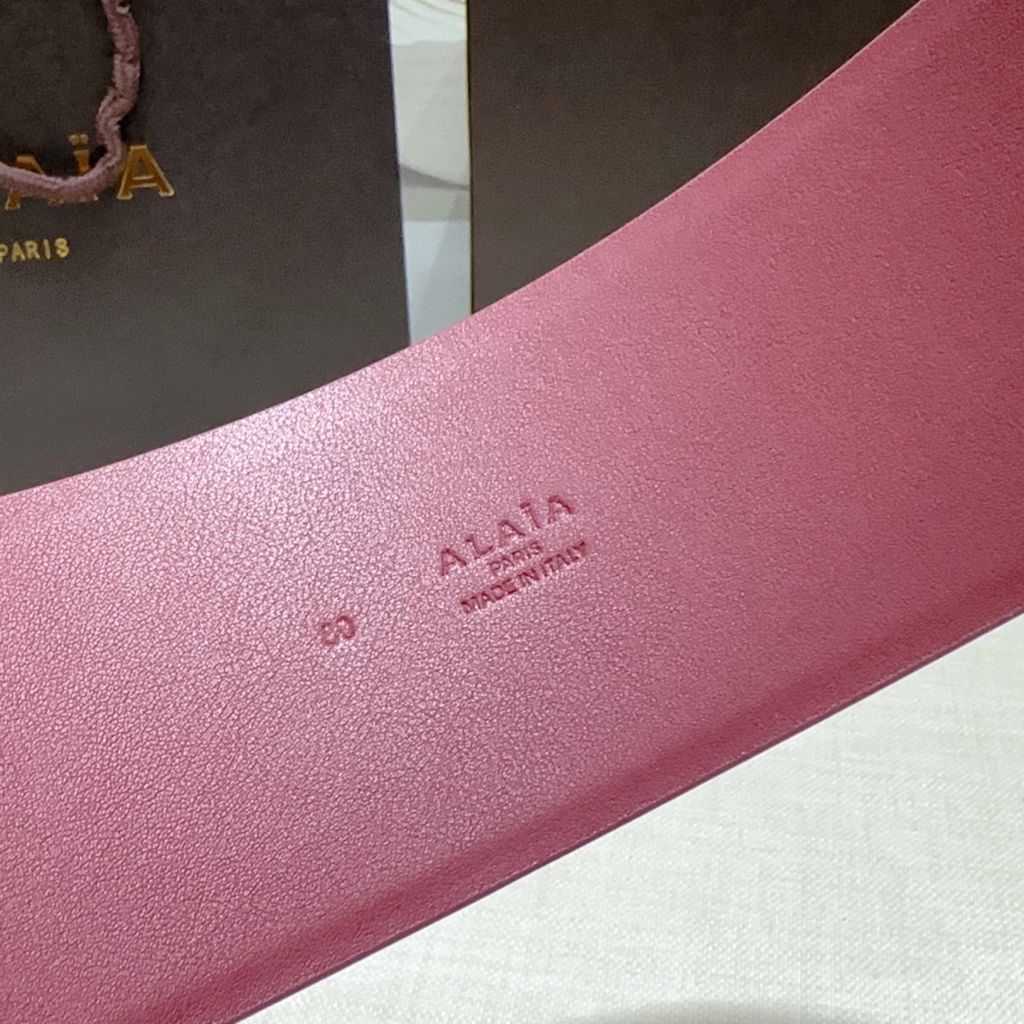 Alaia 阿来莱 腰封、品牌标志性的镂空雕花工艺，柔软牛皮制成于意大利7cm、，Alaia是一个以高级