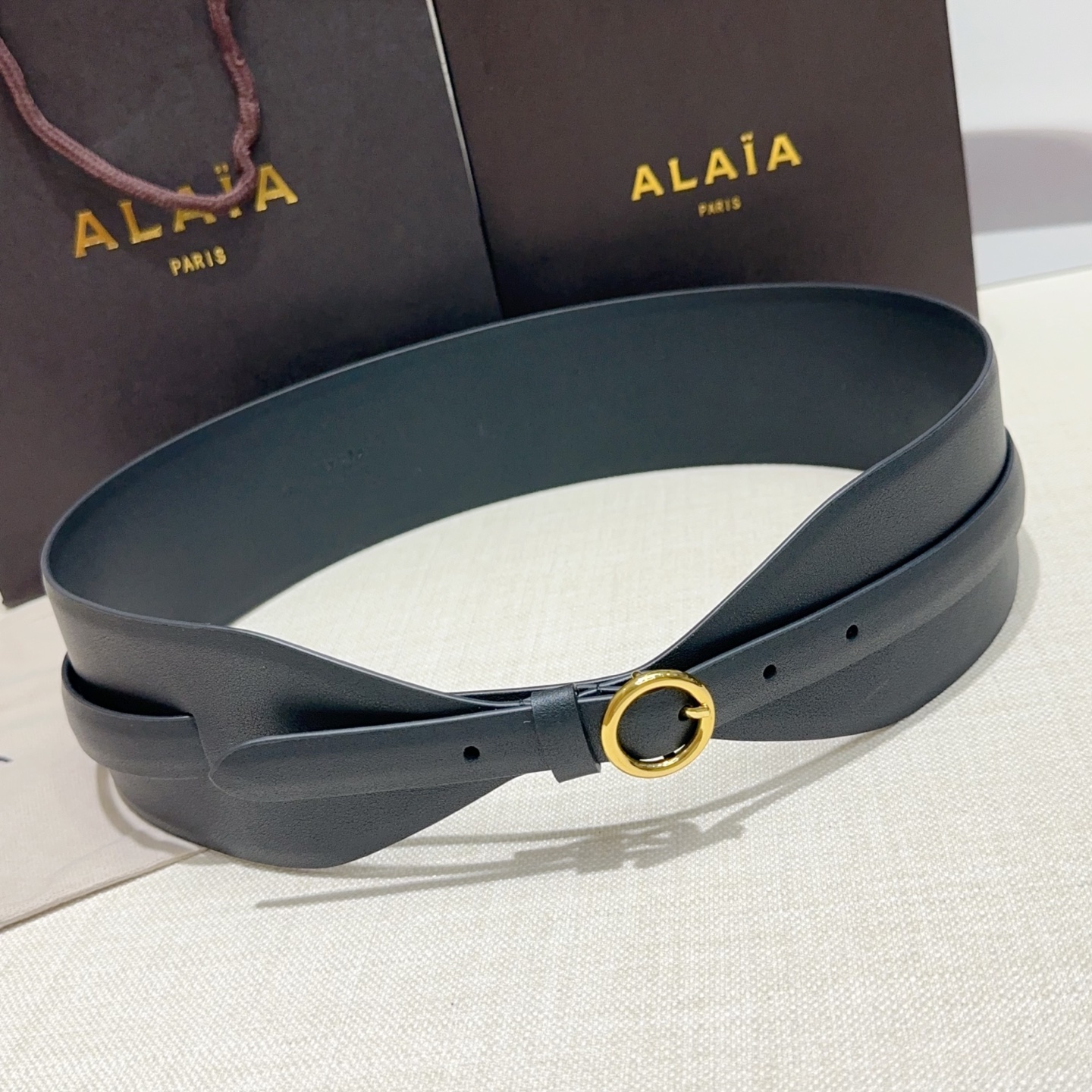Alaia 阿来莱 腰封、品牌标志性的镂空雕花工艺，柔软牛皮制成于意大利7cm、，Alaia是一个以高级