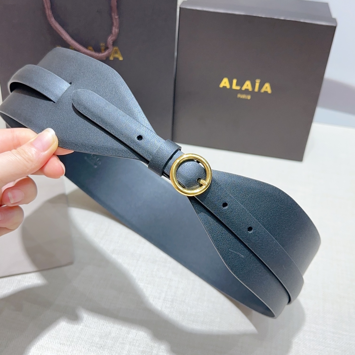 Alaia 阿来莱 腰封、品牌标志性的镂空雕花工艺，柔软牛皮制成于意大利7cm、，Alaia是一个以高级