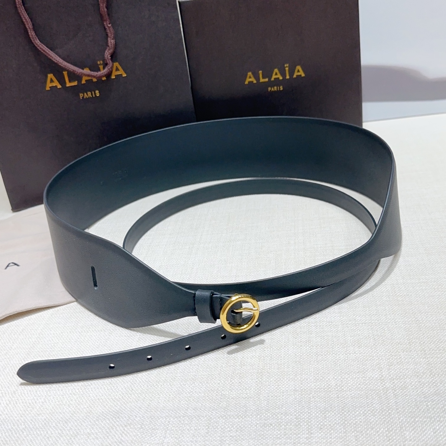 Alaia 阿来莱 腰封、品牌标志性的镂空雕花工艺，柔软牛皮制成于意大利7cm、，Alaia是一个以高级