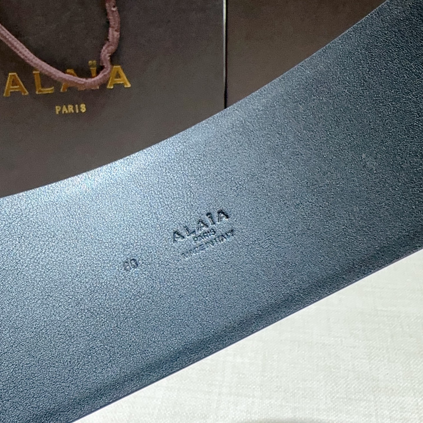 Alaia 阿来莱 腰封、品牌标志性的镂空雕花工艺，柔软牛皮制成于意大利7cm、，Alaia是一个以高级