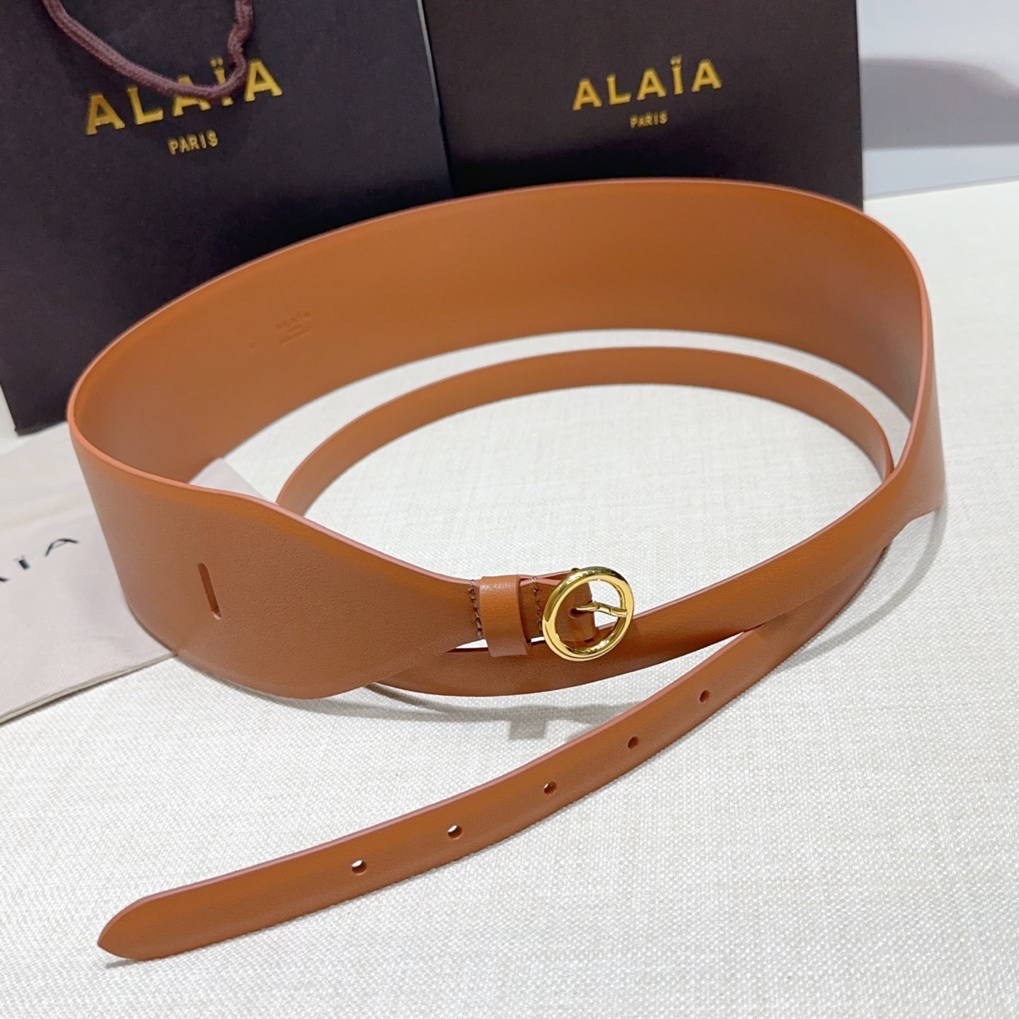 Alaia 阿来莱 腰封、品牌标志性的镂空雕花工艺，柔软牛皮制成于意大利7cm、，Alaia是一个以高级