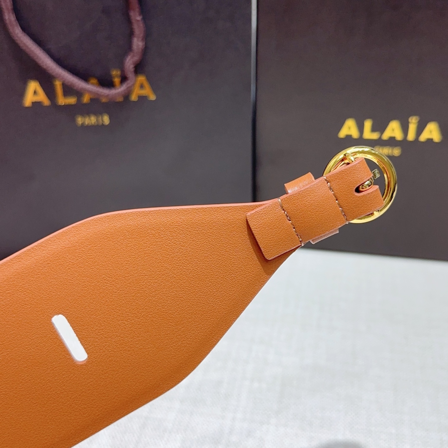 Alaia 阿来莱 腰封、品牌标志性的镂空雕花工艺，柔软牛皮制成于意大利7cm、，Alaia是一个以高级