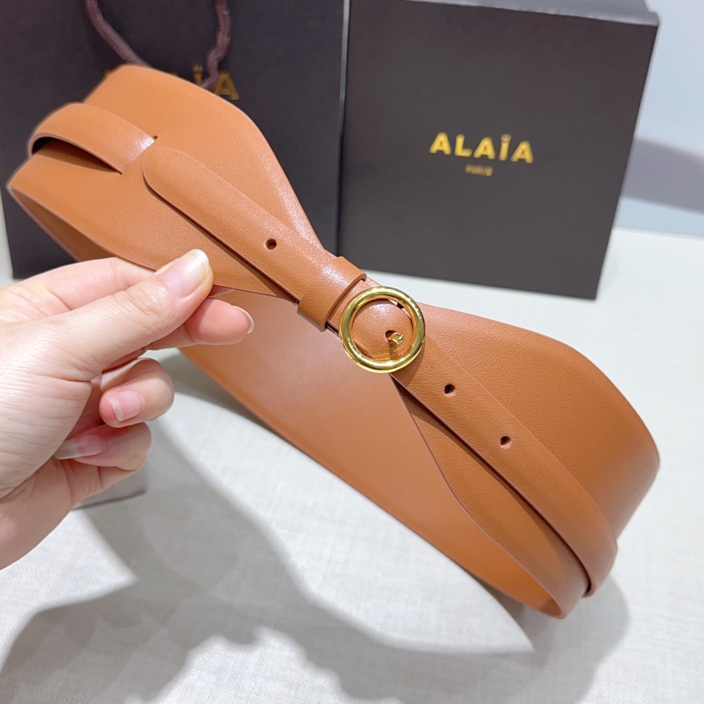 Alaia 阿来莱 腰封、品牌标志性的镂空雕花工艺，柔软牛皮制成于意大利7cm、，Alaia是一个以高级