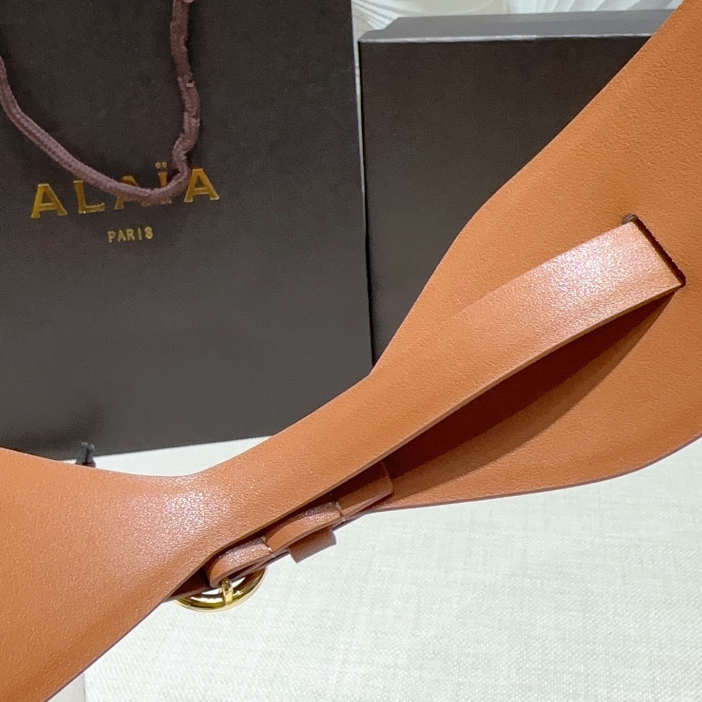 Alaia 阿来莱 腰封、品牌标志性的镂空雕花工艺，柔软牛皮制成于意大利7cm、，Alaia是一个以高级