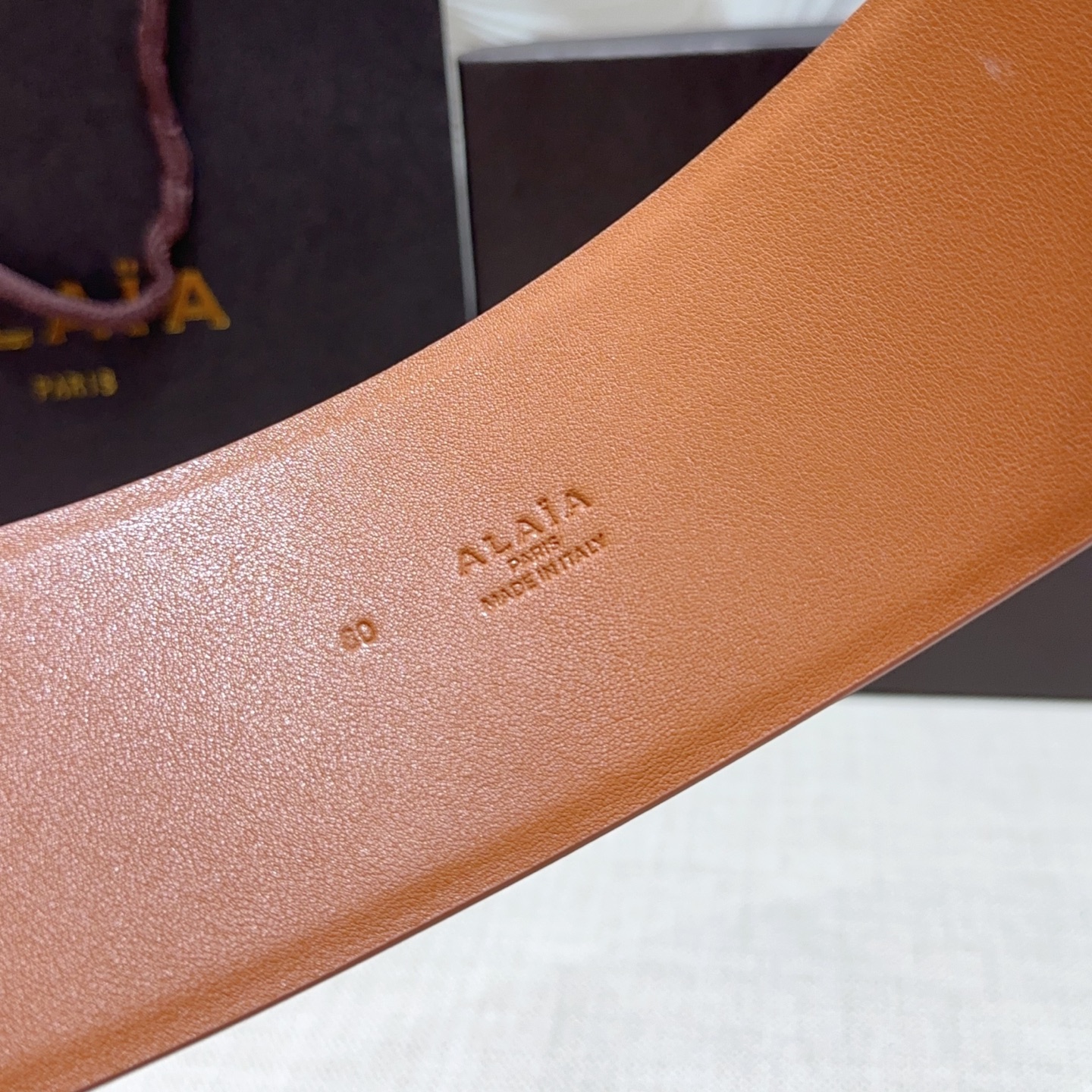 Alaia 阿来莱 腰封、品牌标志性的镂空雕花工艺，柔软牛皮制成于意大利7cm、，Alaia是一个以高级