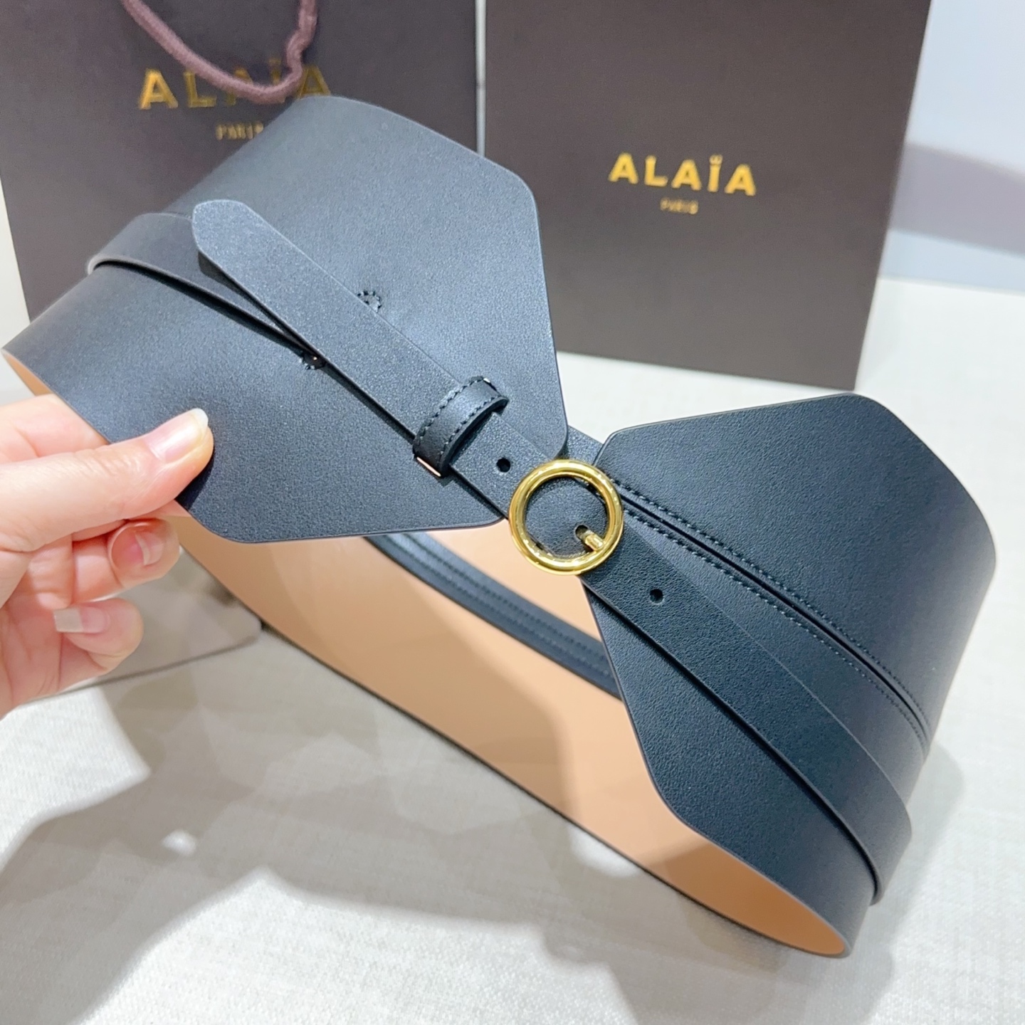 Alaia 阿来莱 腰封、品牌标志性的镂空雕花工艺，柔软牛皮制成于意大利12cm、，Alaia是一个以高