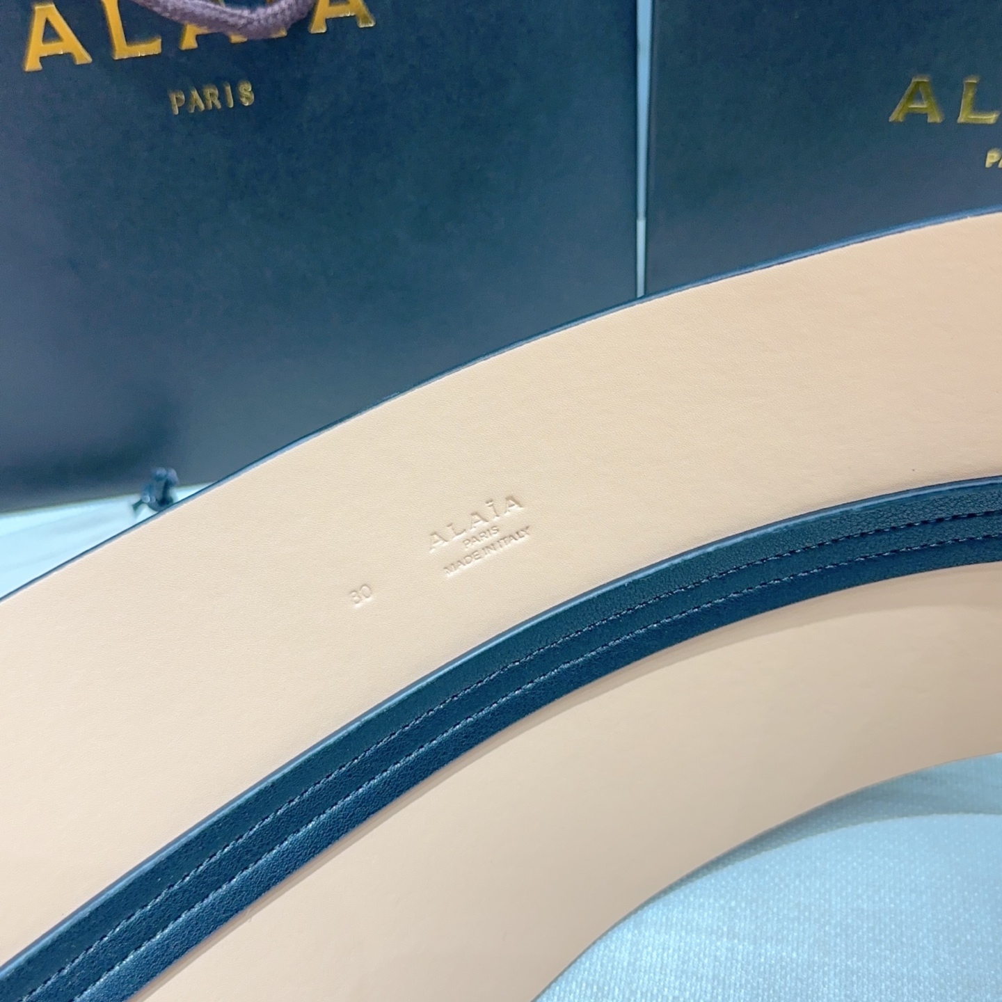 Alaia 阿来莱 腰封、品牌标志性的镂空雕花工艺，柔软牛皮制成于意大利12cm、，Alaia是一个以高